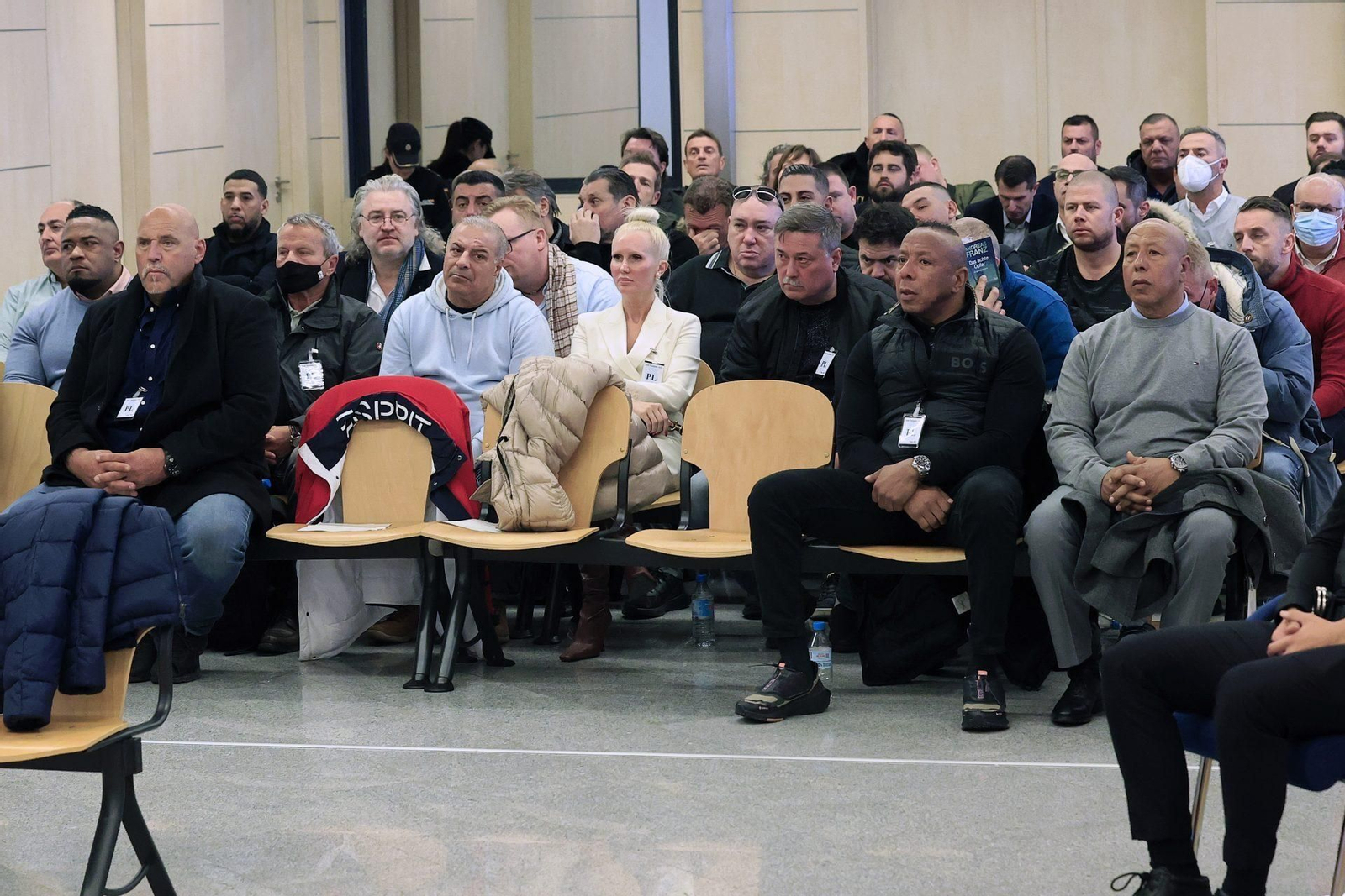 Foto de los miembros de la banda durante el juicio