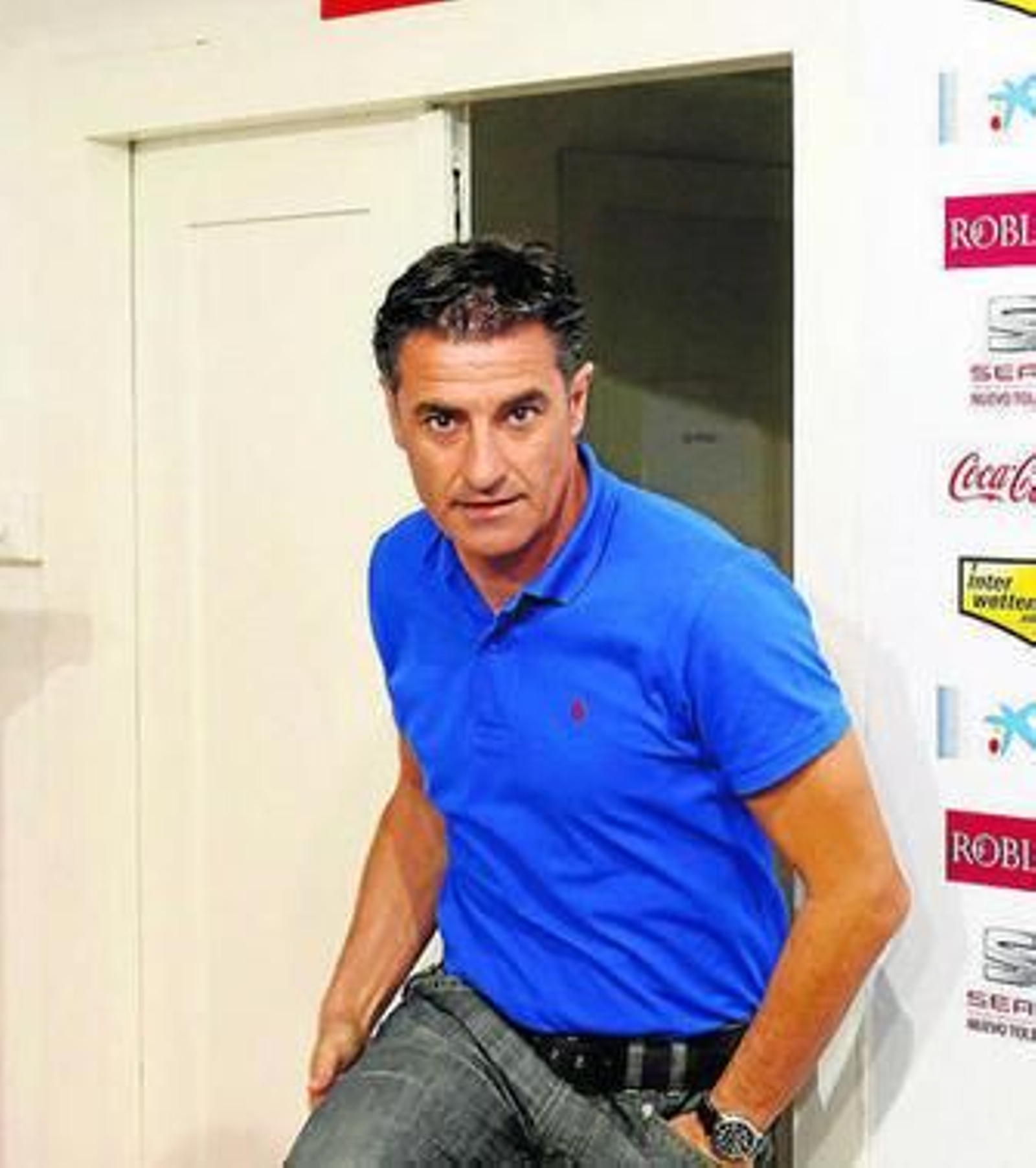 Míchel, en mangas cortas pese al frío, en la sala de prensa.