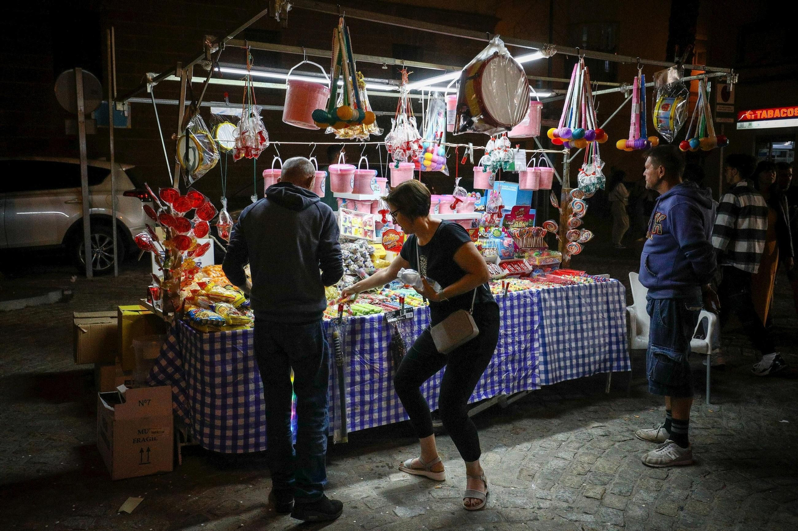 Venta ambulante en el Carnaval de Cádiz de 2022.