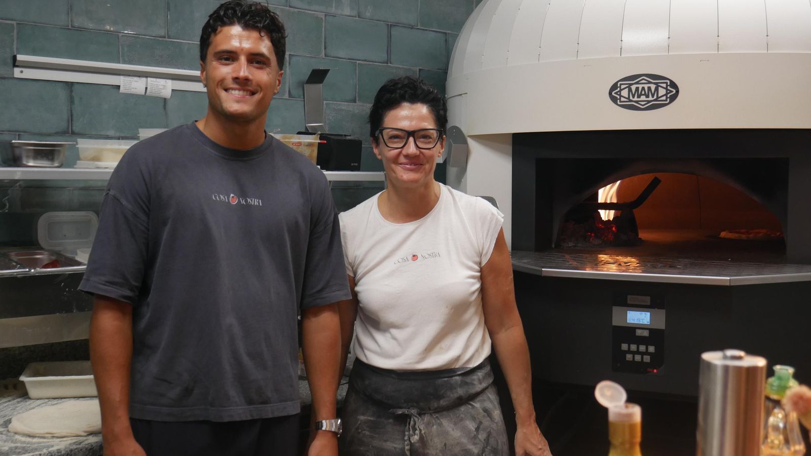 Pizzeros junto al nuevo horno.