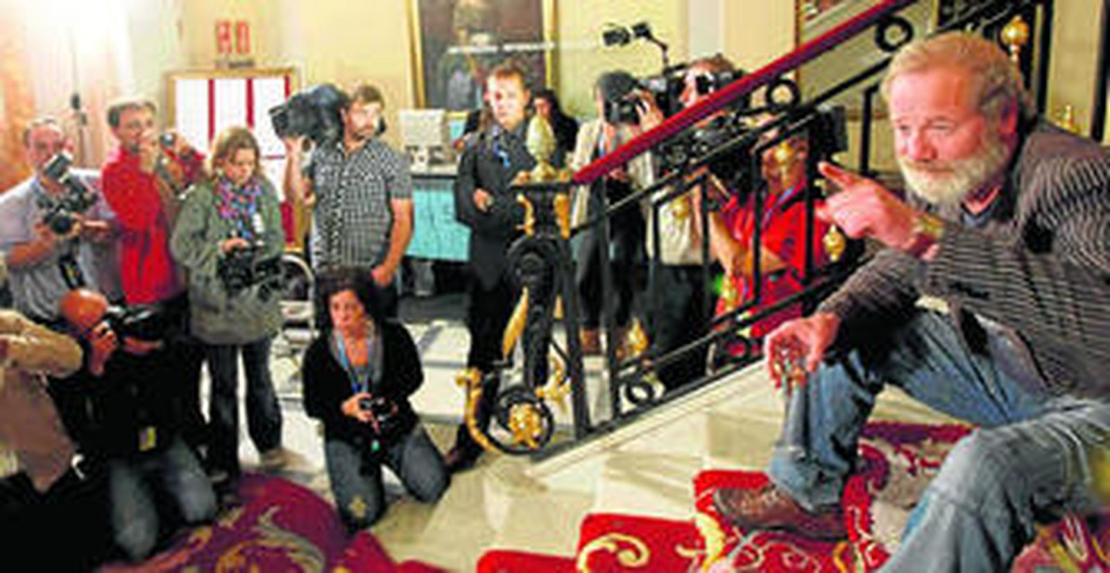 El director británico Peter Mullan brinda con los medios en la escalera de su hotel tras conocerse el fallo del jurado.