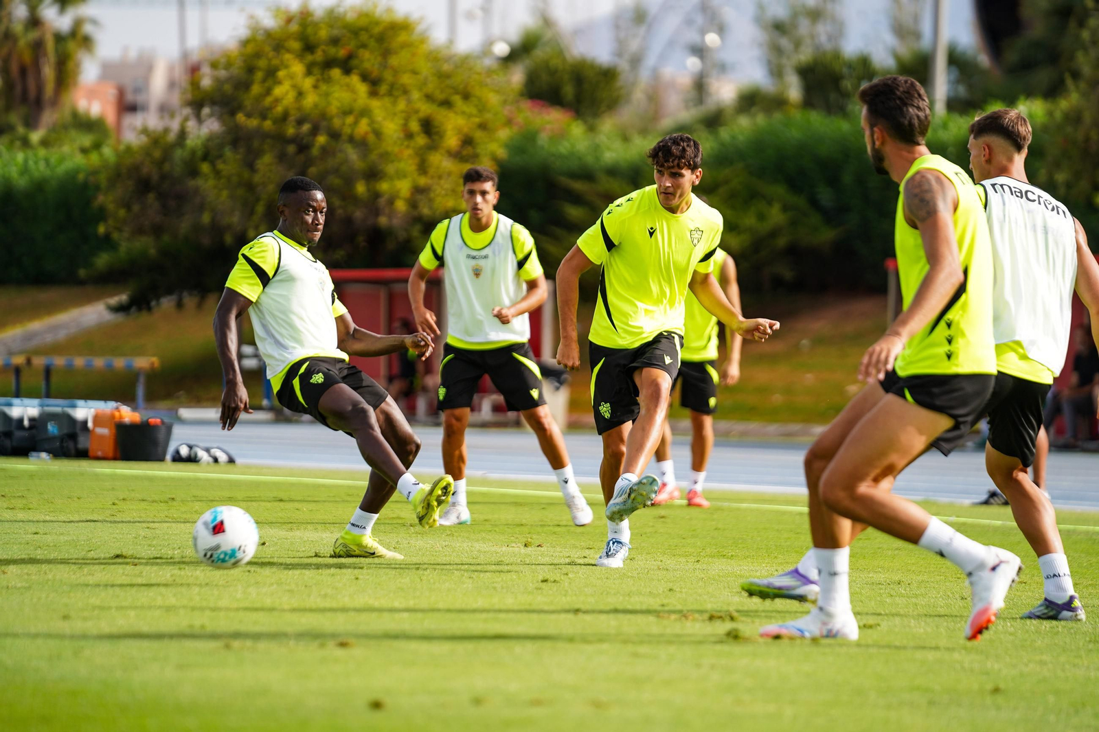 Selvi Clua realiza un pase ante la presión de Soko durante una sesión de entrenamiento completada en el Anexo.