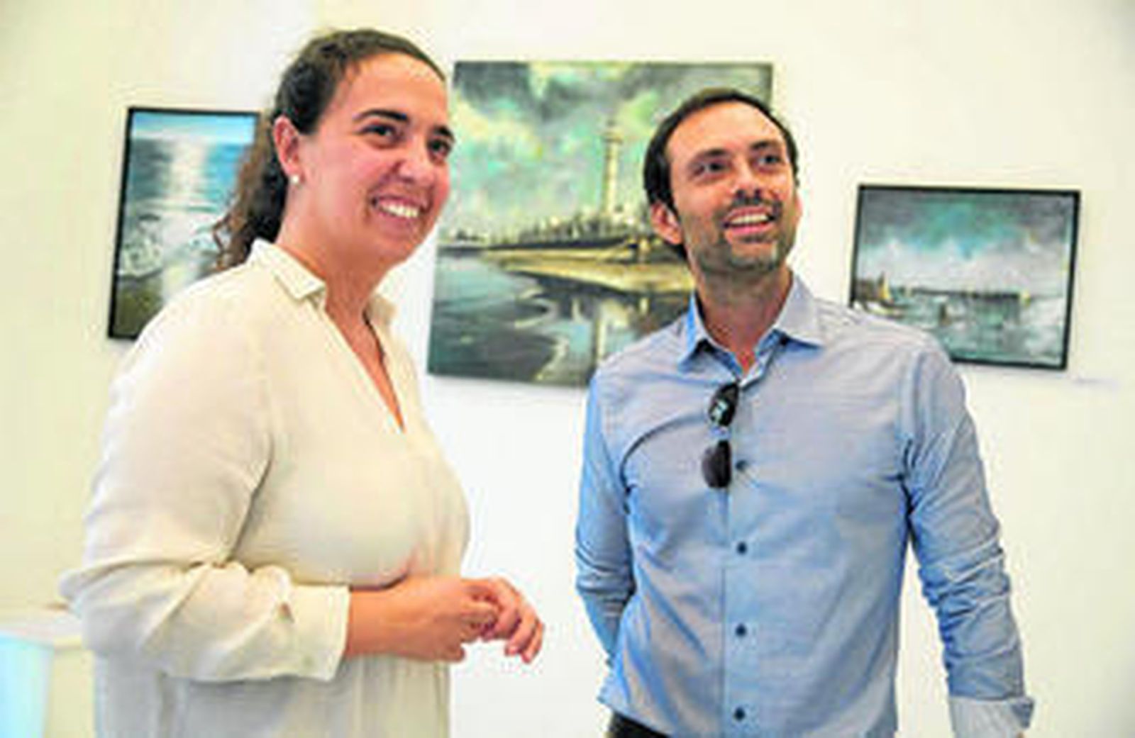 Fernando Devesa muestra su obra a la concejala de Artesanía, Carmen Sánchez.