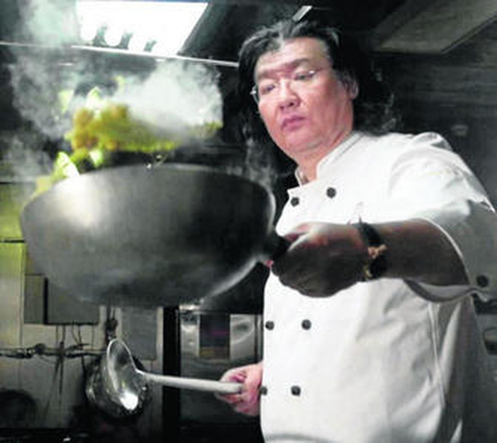 Da Dong en pleno trabajo en su ambientado restaurante de Pekín.