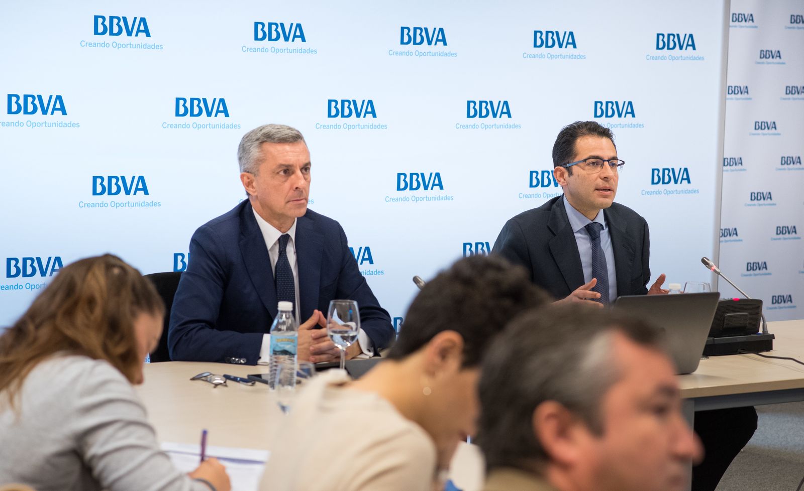 José Ballester, director del Territorio Sur de BBVA, y Miguel Cardoso, economista jefe de BBVA Research para España y Portugal, ayer en Sevilla