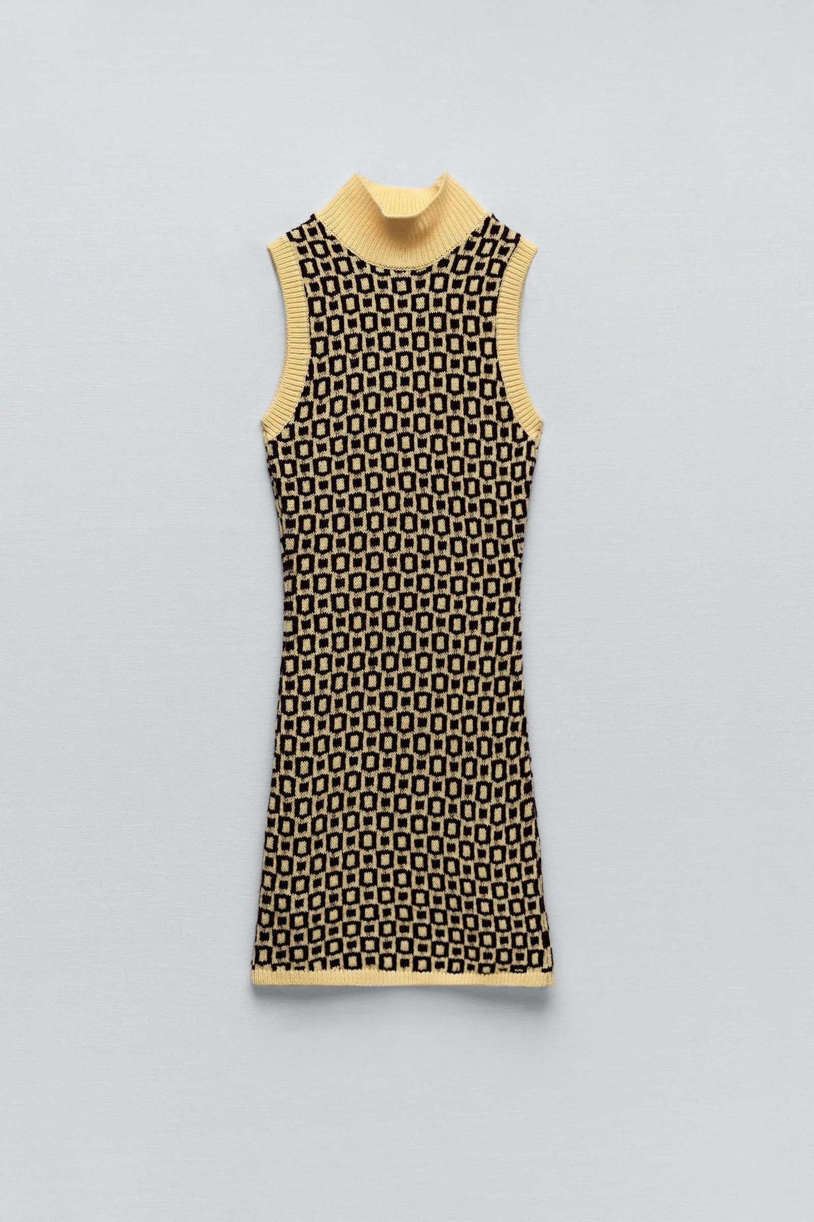 Vestido de punto con estampado geométrico de Zara.