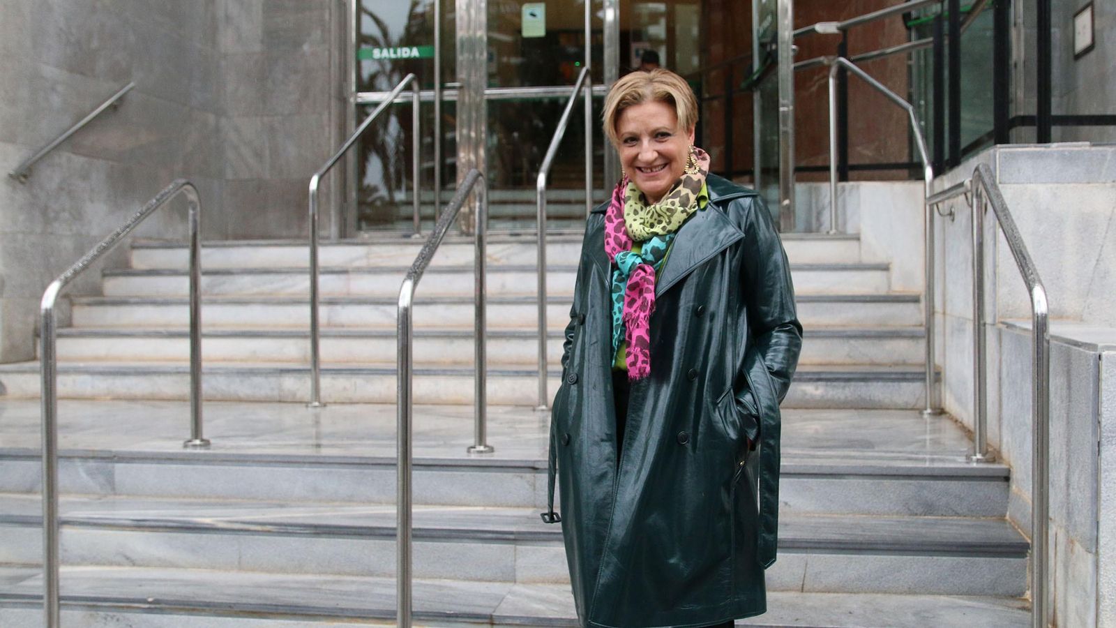 La actual presidenta de la Audiencia Provincial, Lourdes Molina, fotografiada en la entrada del Palacio de Justicia, opta a un tercer mandato, que sería el último.