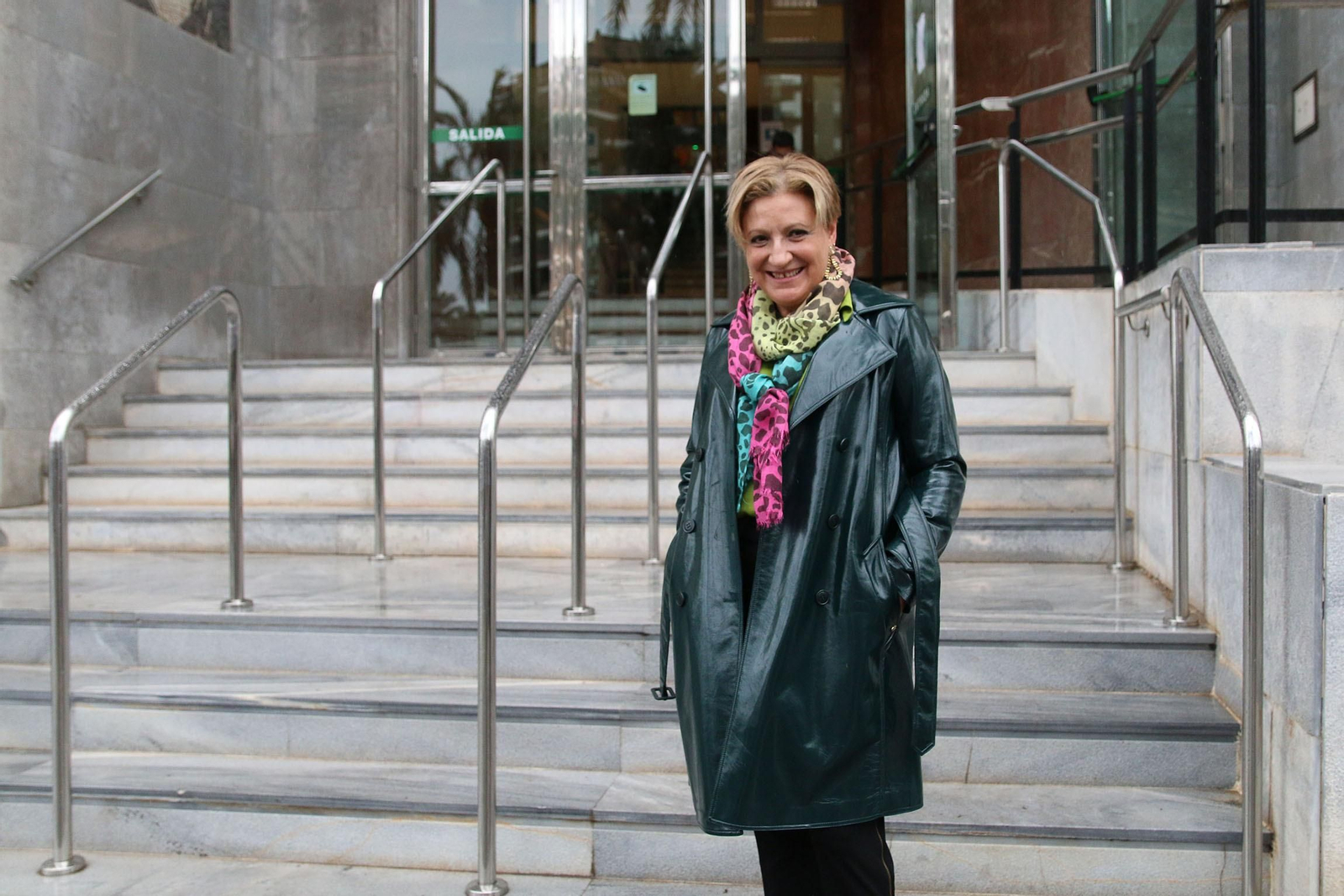 La actual presidenta de la Audiencia Provincial, Lourdes Molina, fotografiada en la entrada del Palacio de Justicia, opta a un tercer mandato, que sería el último.