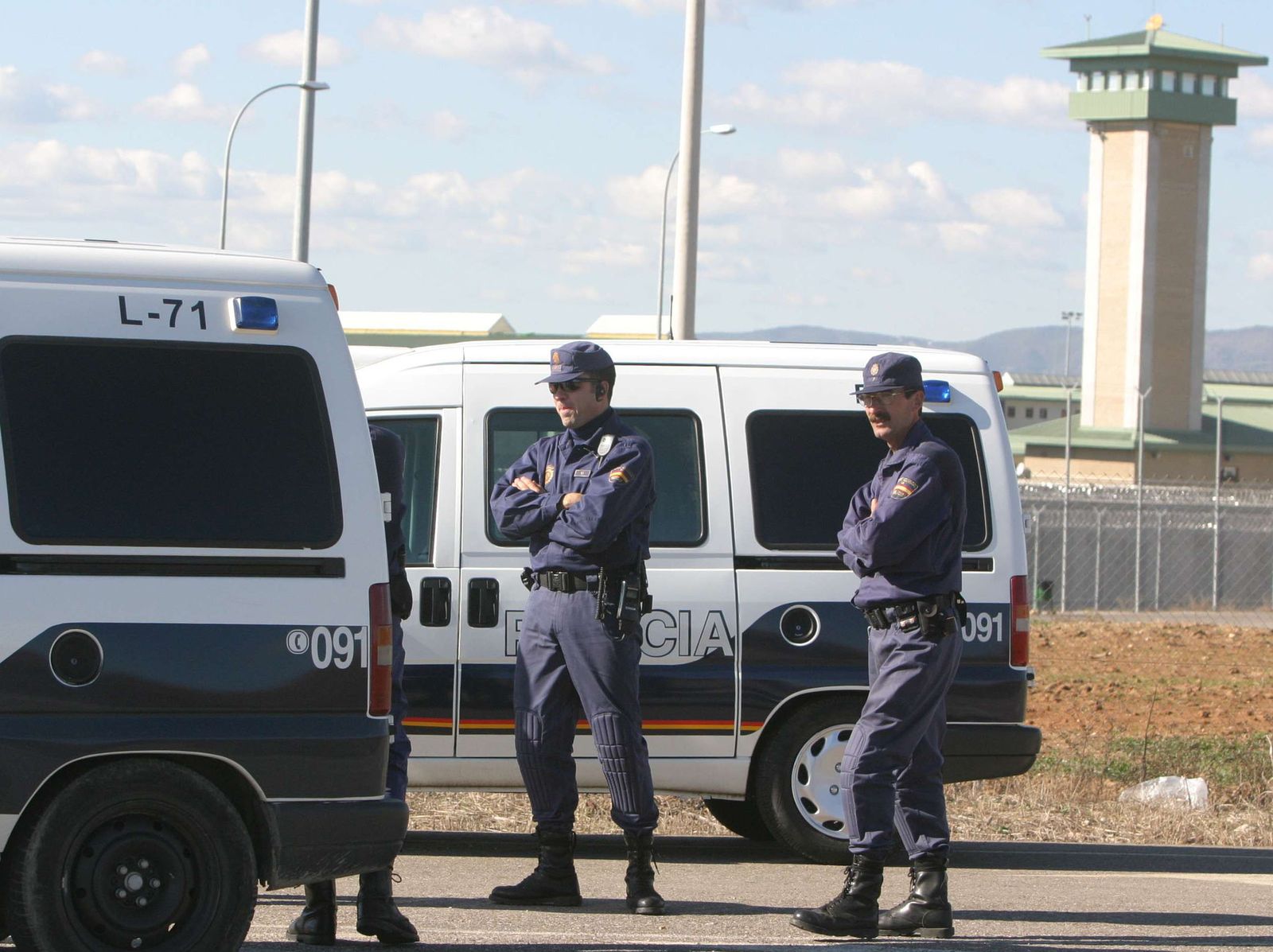 Agentes de la Policía en el entorno de la cárcel de Alcolea.