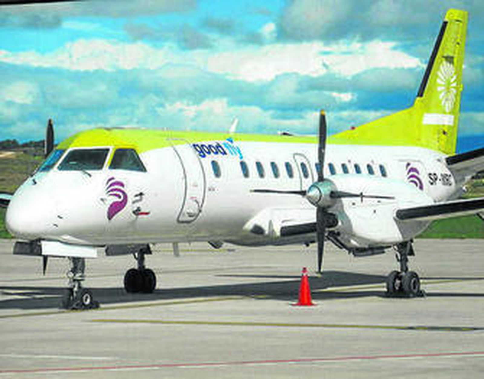 Uno de los aviones de GoodFly en el aeropuerto de Tenerife.