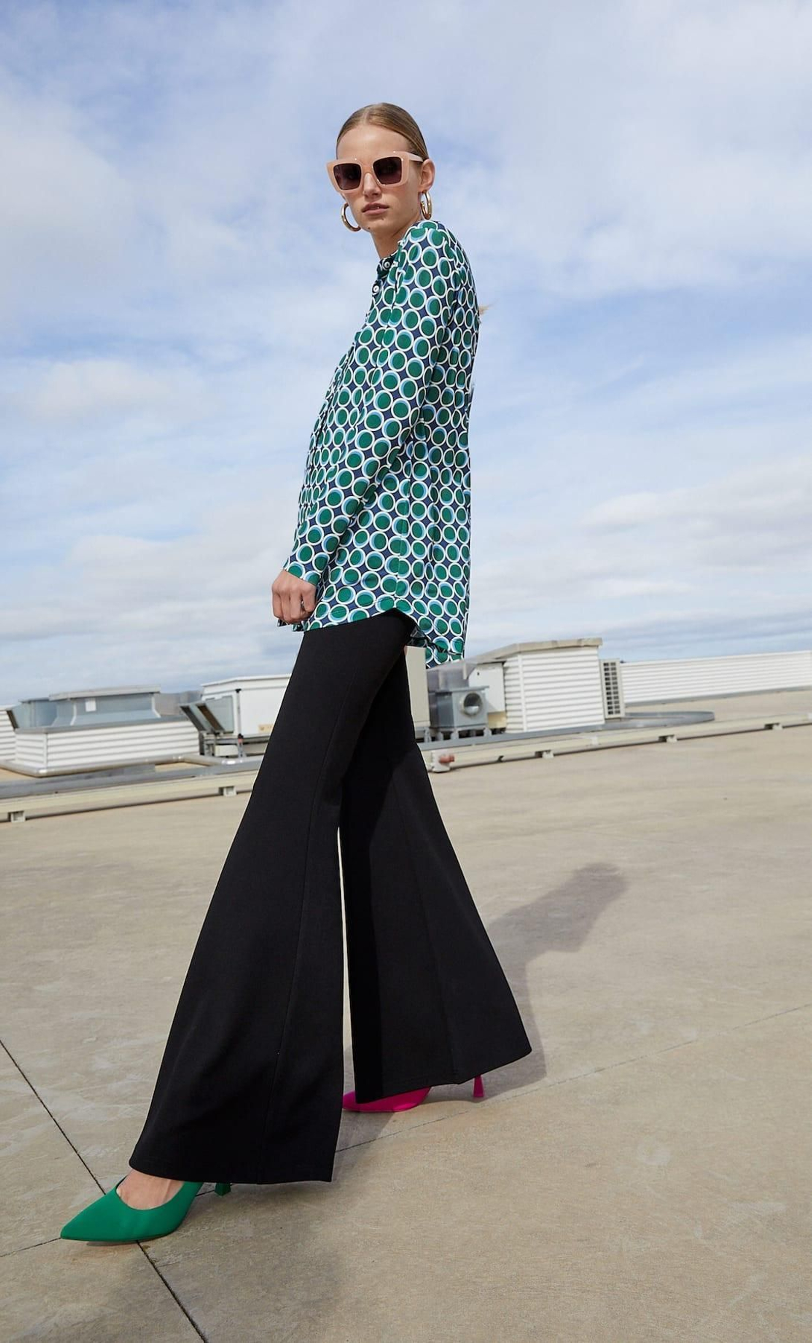 Los pantalones maxi flare de Stradivarius.