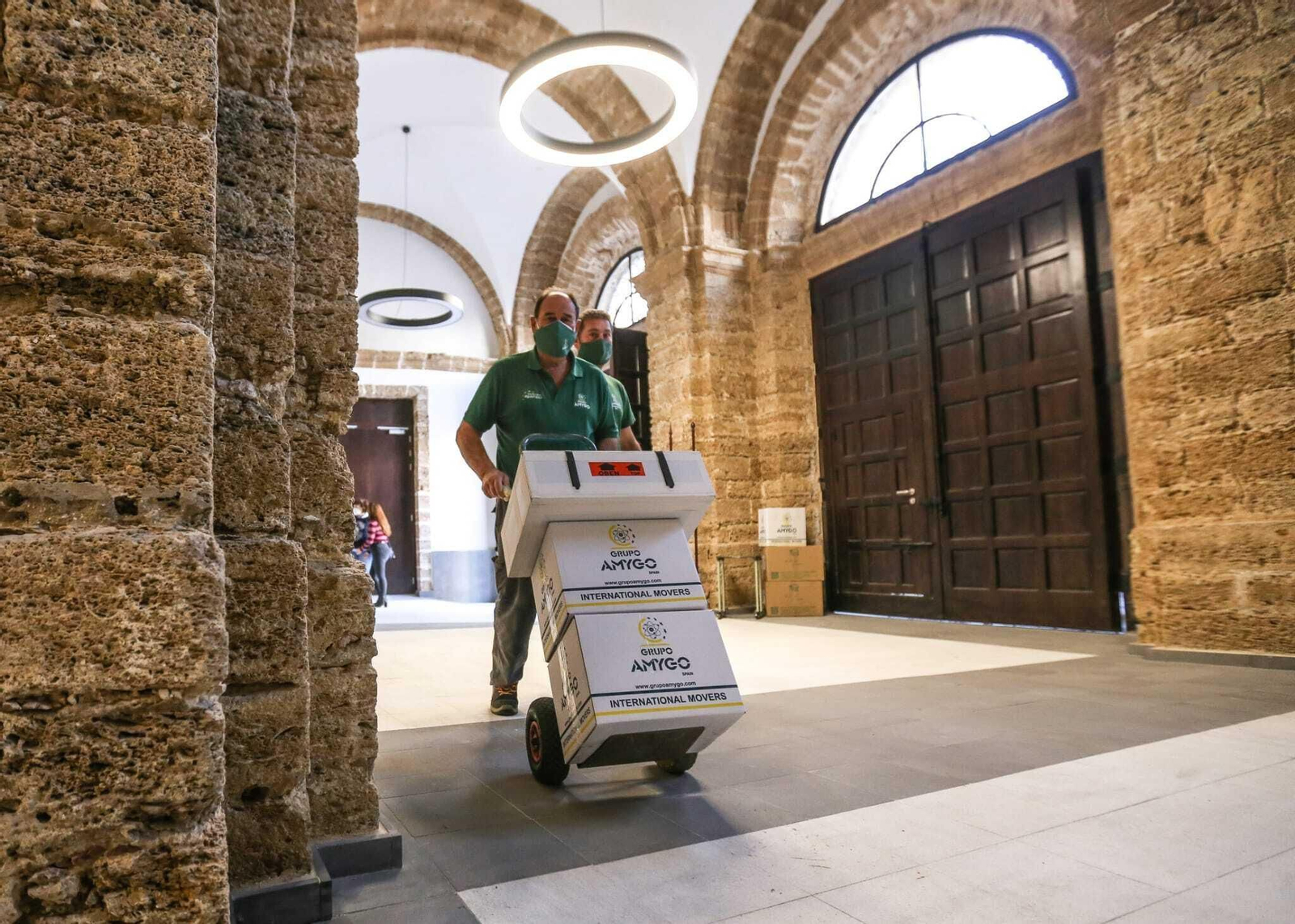 Traslado de material al Ayuntamiento isleño tras las obras de rehabilitación, en el pasado mes de marzo.
