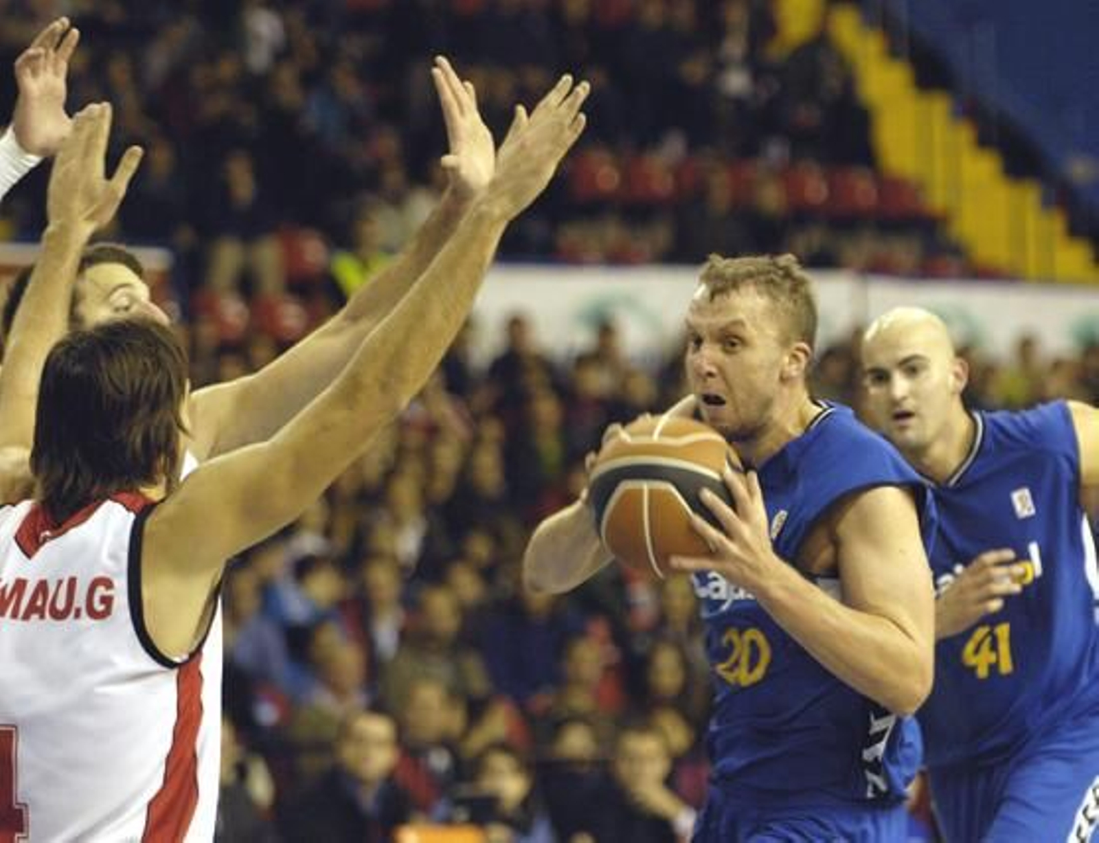 Savanovic piensa ante la defensa del Manresa.

Foto: Manuel Gómez