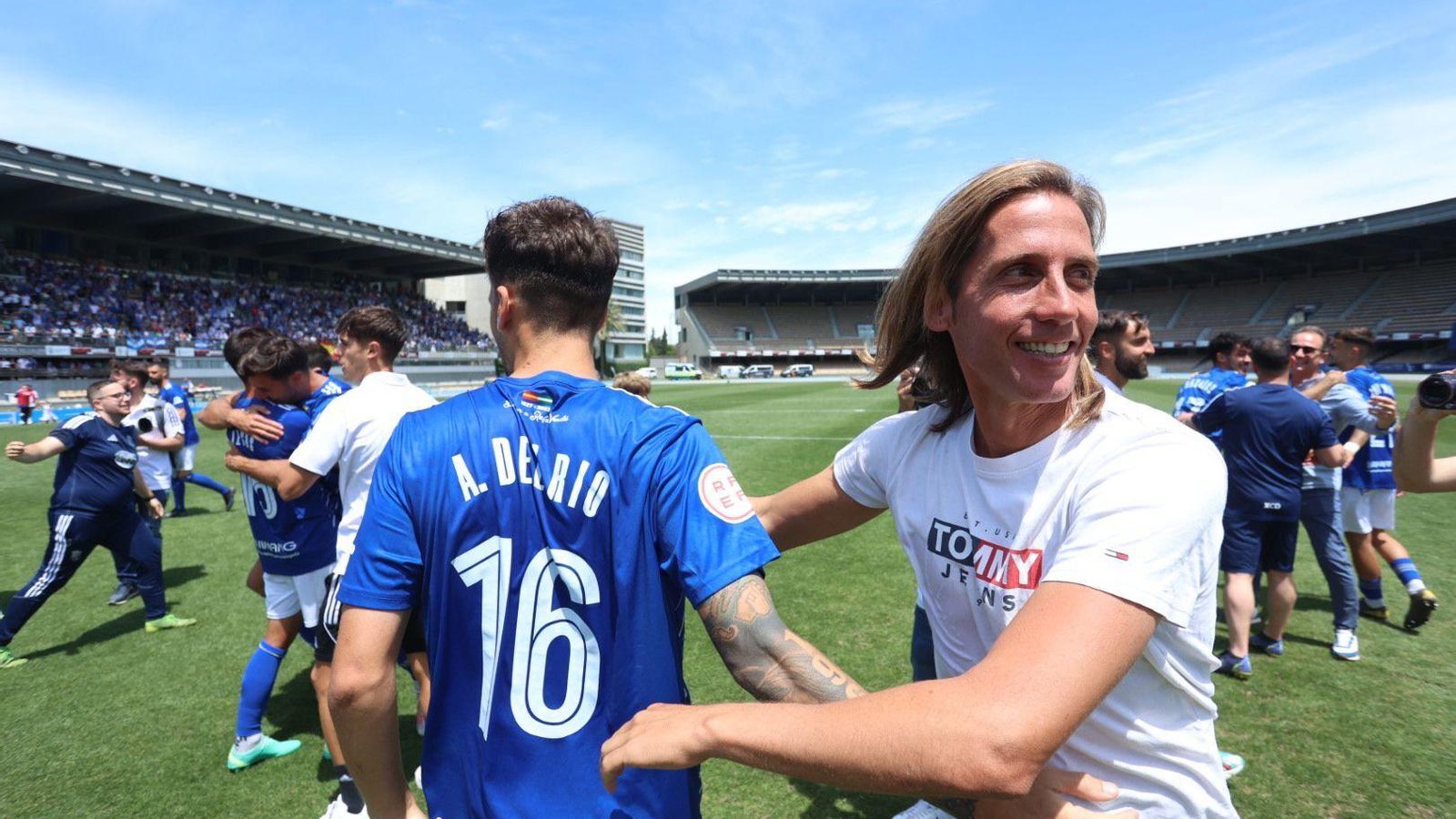 El técnico saluda a Álex del Río tras acabar el partido contra el Gerena.