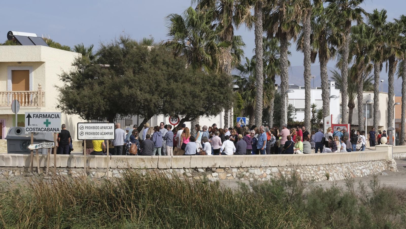 Los vecinos de Costacabana se manifiestan por el arreglo de su rambla, en imágenes