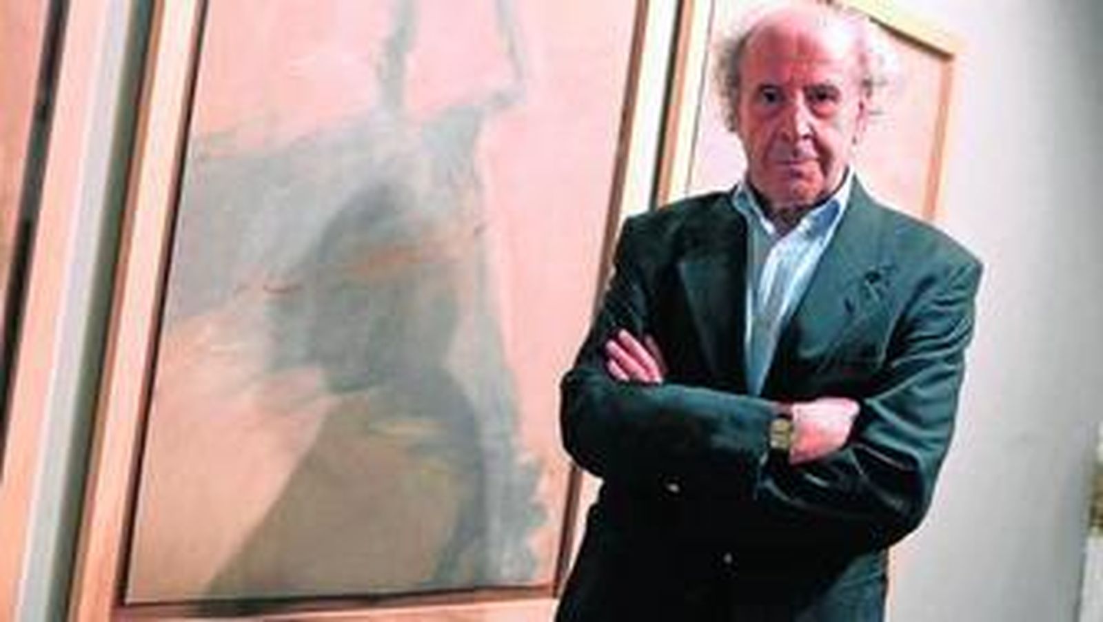 Antonio Agudo posa ante su obra.