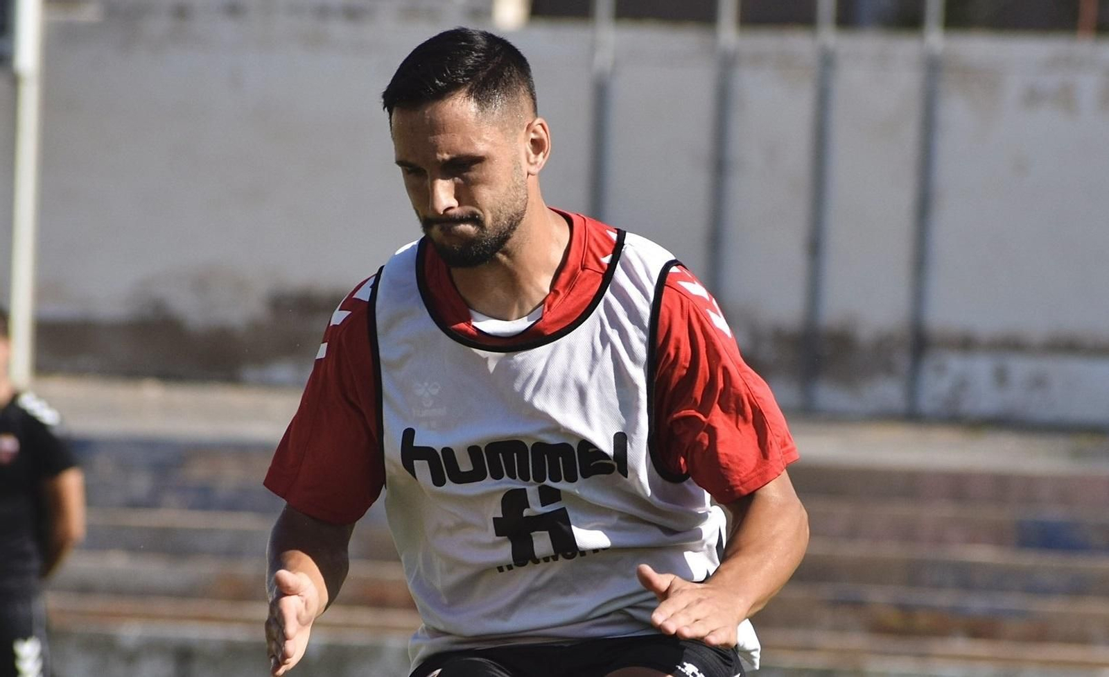 Florin Andone, durante el entrenamiento de este lunes con el Eldense. Florin Andone, durante el entrenamiento de este lunes con el Eldense.