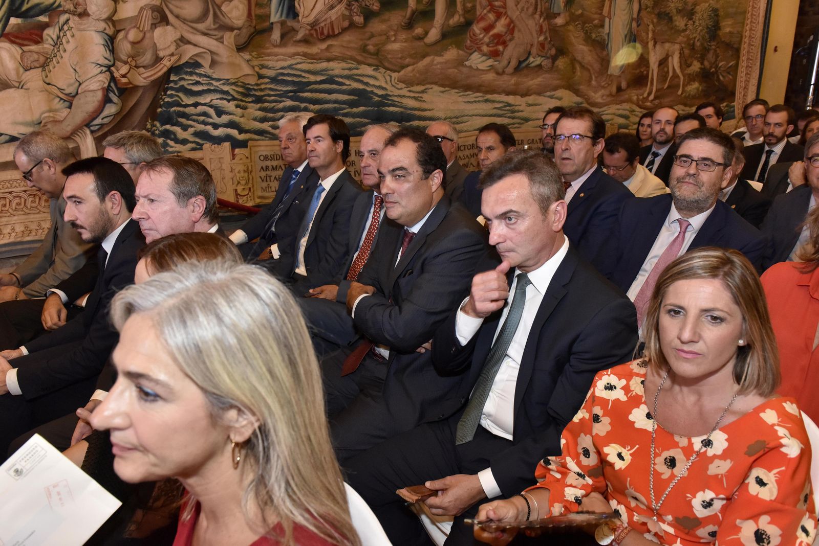 Fernando López Gil, viceconsejero de Presidencia; Juan Cano, presidente del Consejo Consultivo; y Patricia del Pozo, diputada del PP en el Parlamento andaluz. En la siguiente fila, de derecha a izquierda, Irene García, presidenta de la Diputación de Cádiz; Eduardo González Mazo, rector de la Universidad de Cádiz; David Fernández, director de 'Diario de Cádiz'; Antonio Ponce, presidente de las Cámaras de Comercio de Andalucía; Miguel Rus, presidente de los empresarios de Sevilla; y Francisco Herrero, presidente de la Cámara de Comercio de Sevilla.