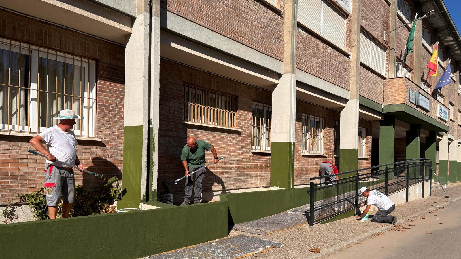 Obreros realizando tareas de mejoras en un centro educativo de Maracena