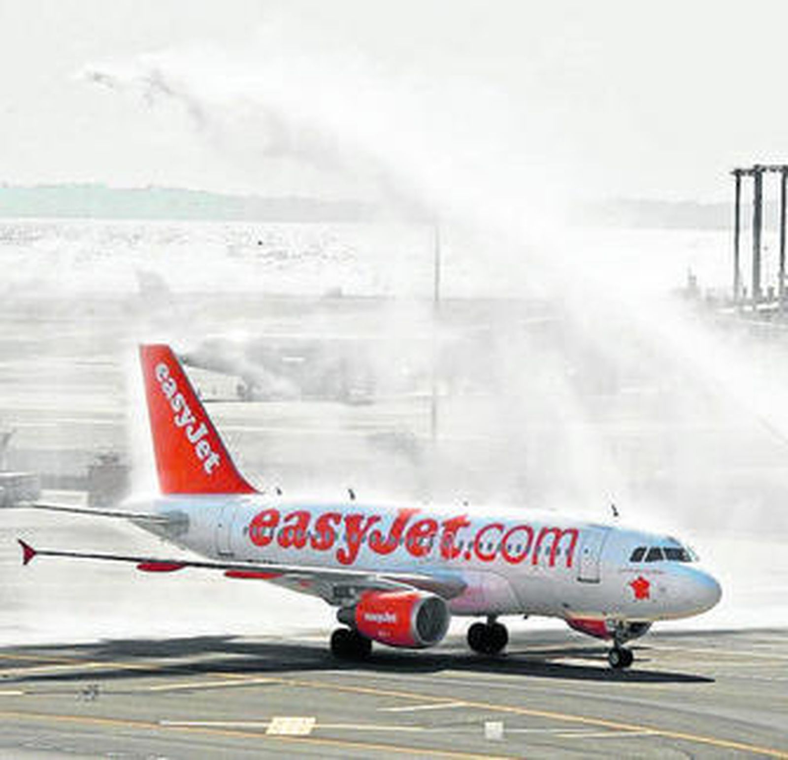 Un avión de Easyjet es 'bautizado' tras aterrizar.