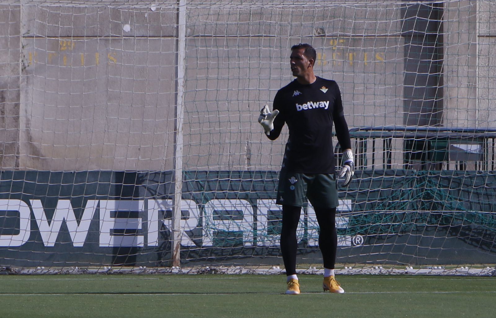 Joel Robles, en el entrenamiento de este miércoles en la ciudad deportiva del Betis.