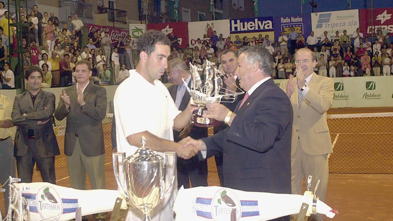 Albert Costa recoge su carabela de finalista de la Copa del Rey de 2002 que perdió ante Corretja. Dos jamones aguardaban a los dos jugadores también.