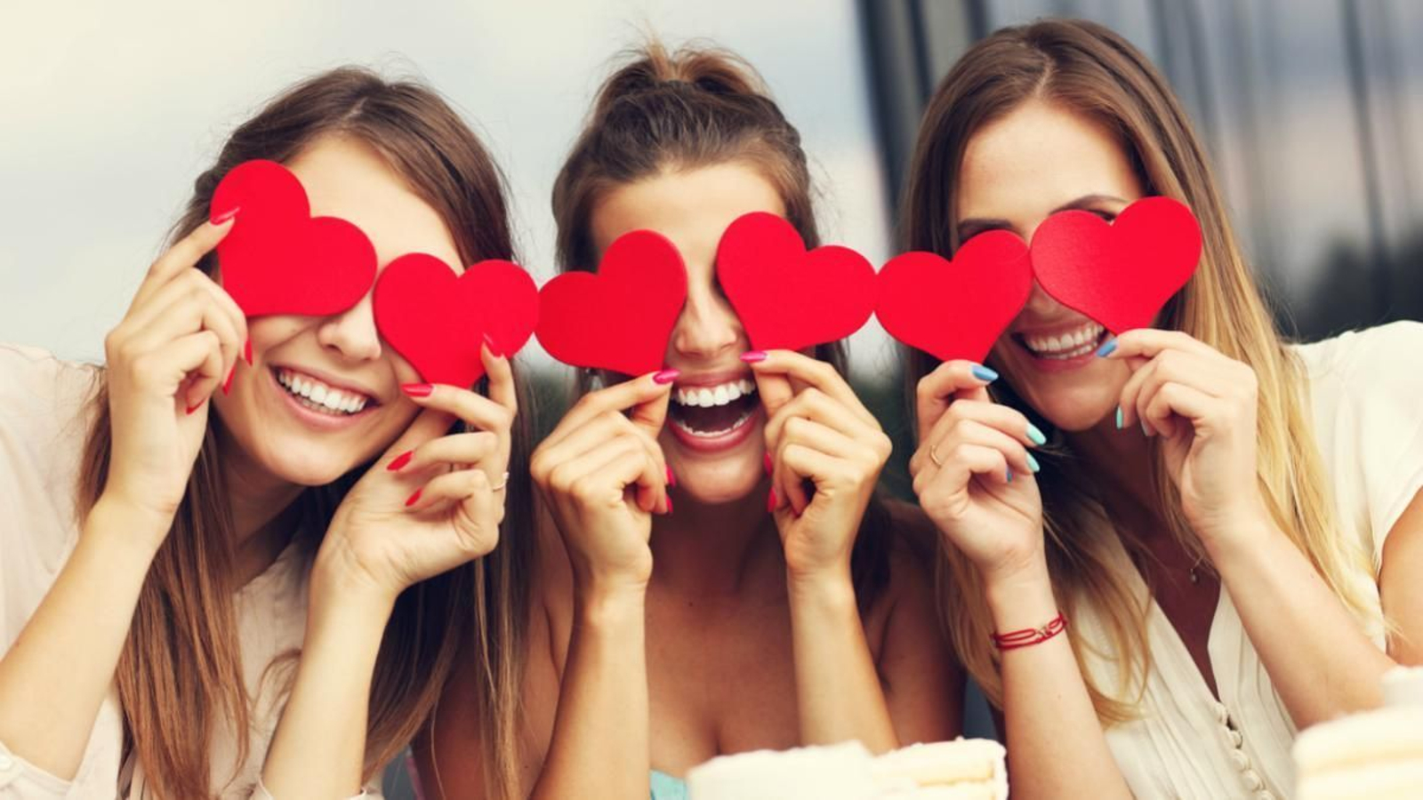 Descubre los cinco vestidos de Zara por los que hemos sentido un flechazo para San Valentín.