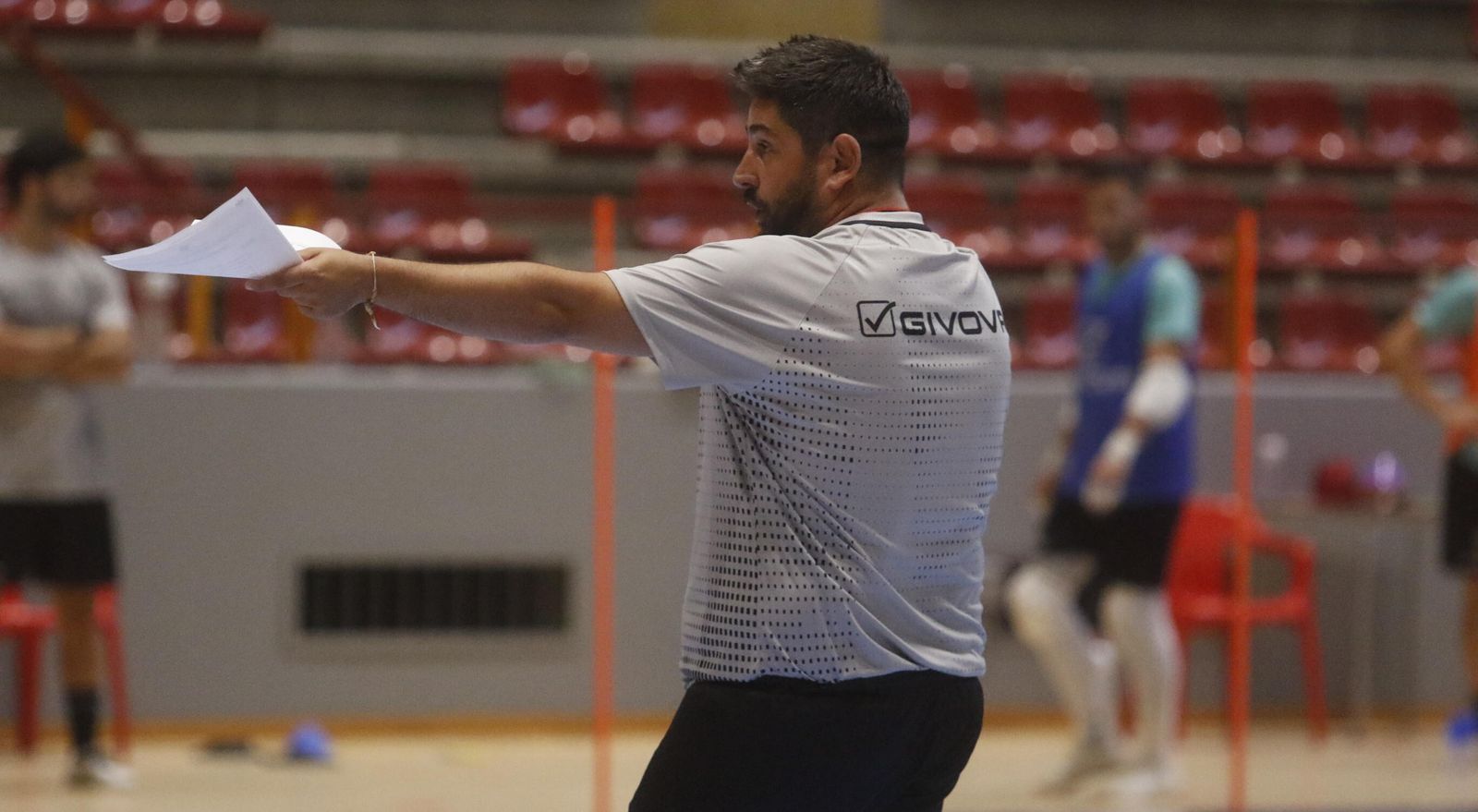 Josan González coloca a sus jugadores en un entrenamiento en Vista Alegre.