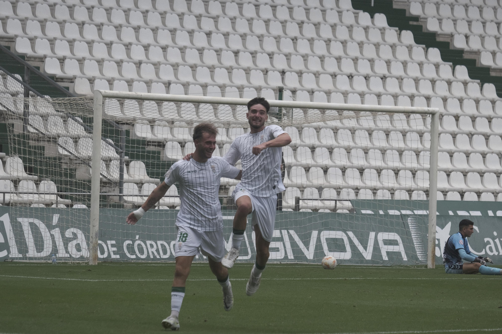 La victoria del Córdoba B ante el Salerm Puente Genil, en imágenes