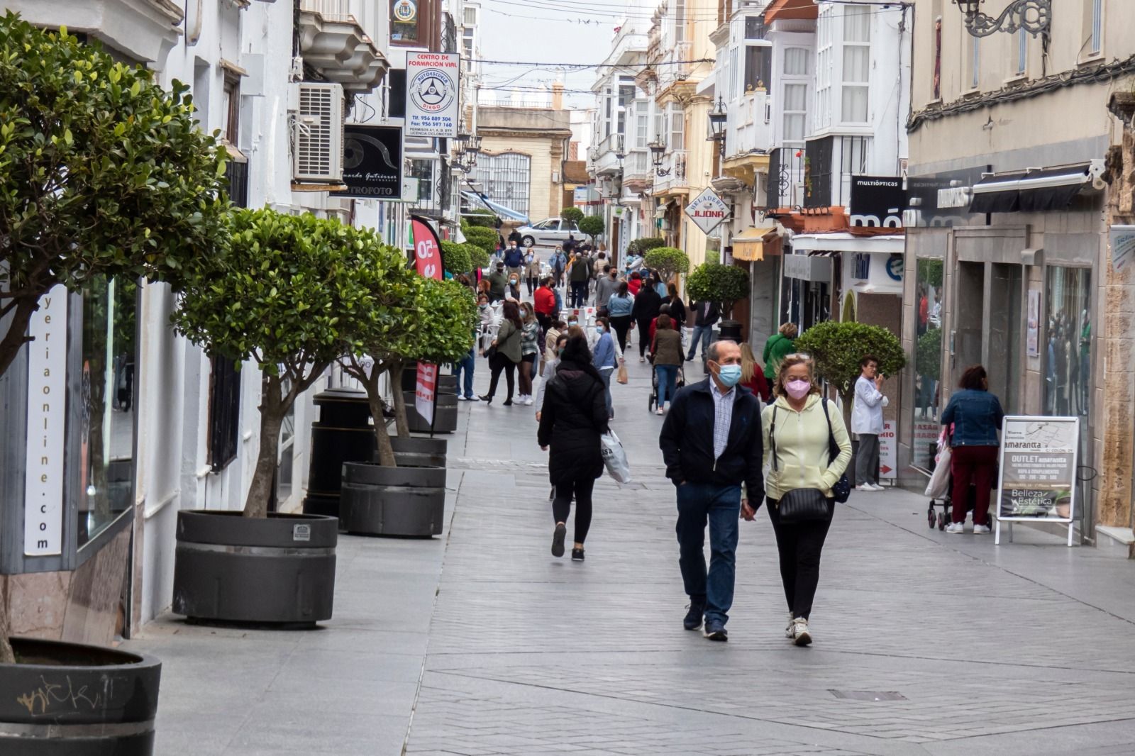 Ciudadanos por la calle Rosario en San Fernando.