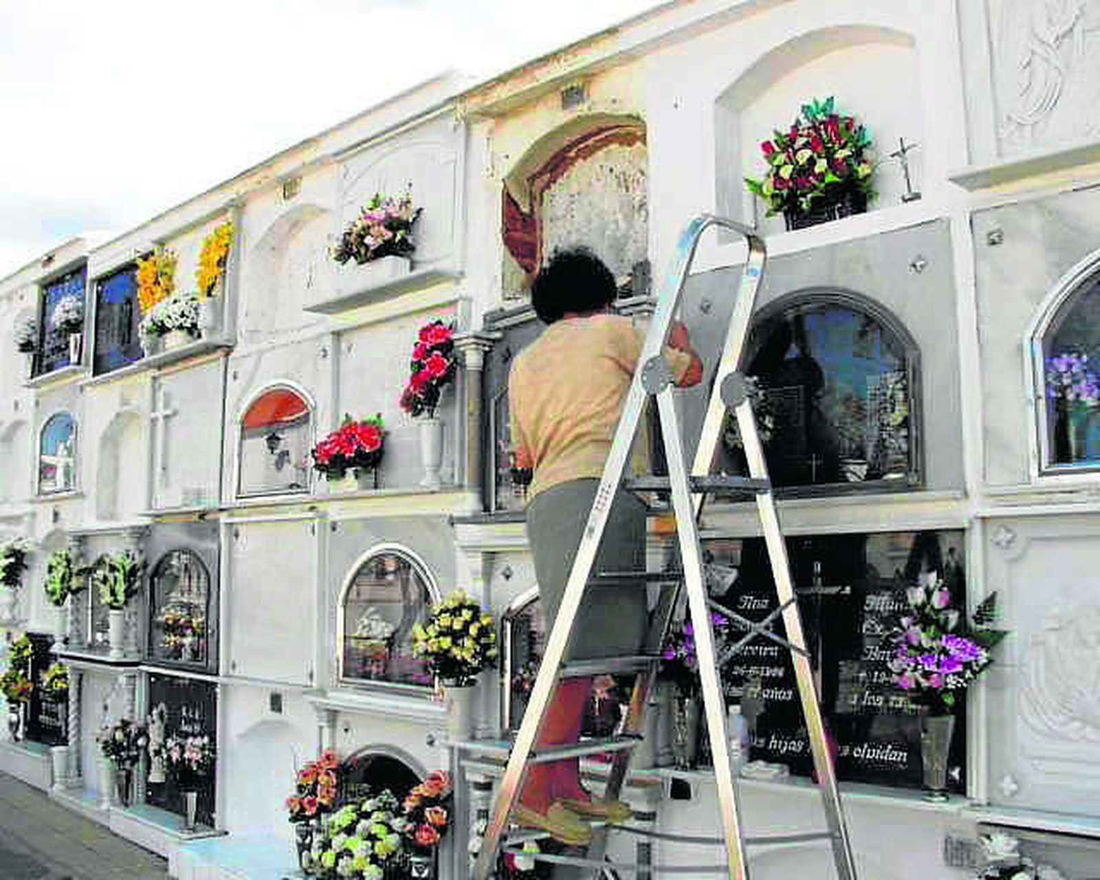 Mujer en el interior del cementerio de Lora del Río