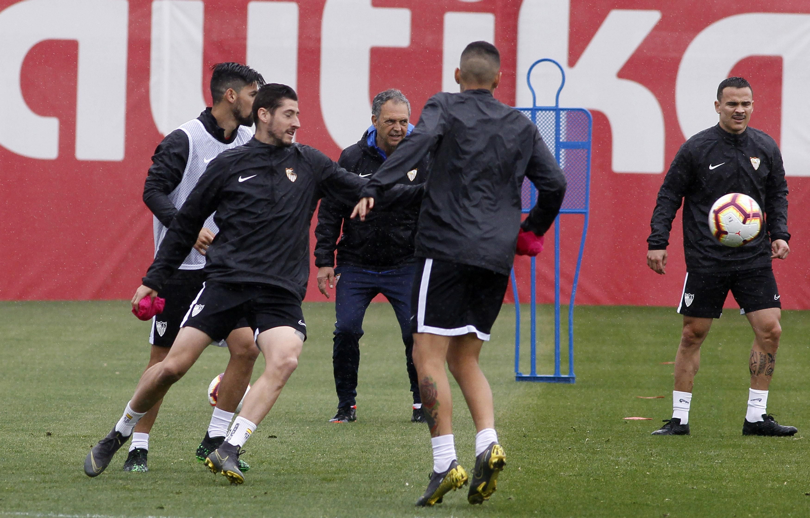Primer entrenamiento del Sevilla FC tras anunciar Caparrós que tiene leucemia