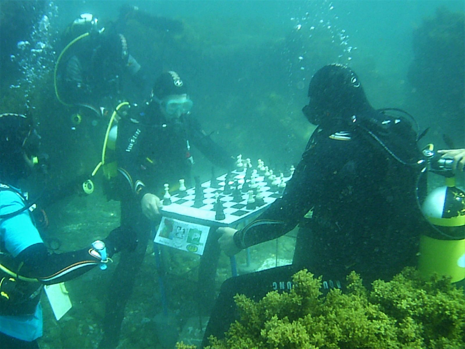 Momento de la partida celebrada ayer bajo el mar en Carchuna, que necesitó de 50 jugadas para resolverse y en el que ganó Jorge Fernández.