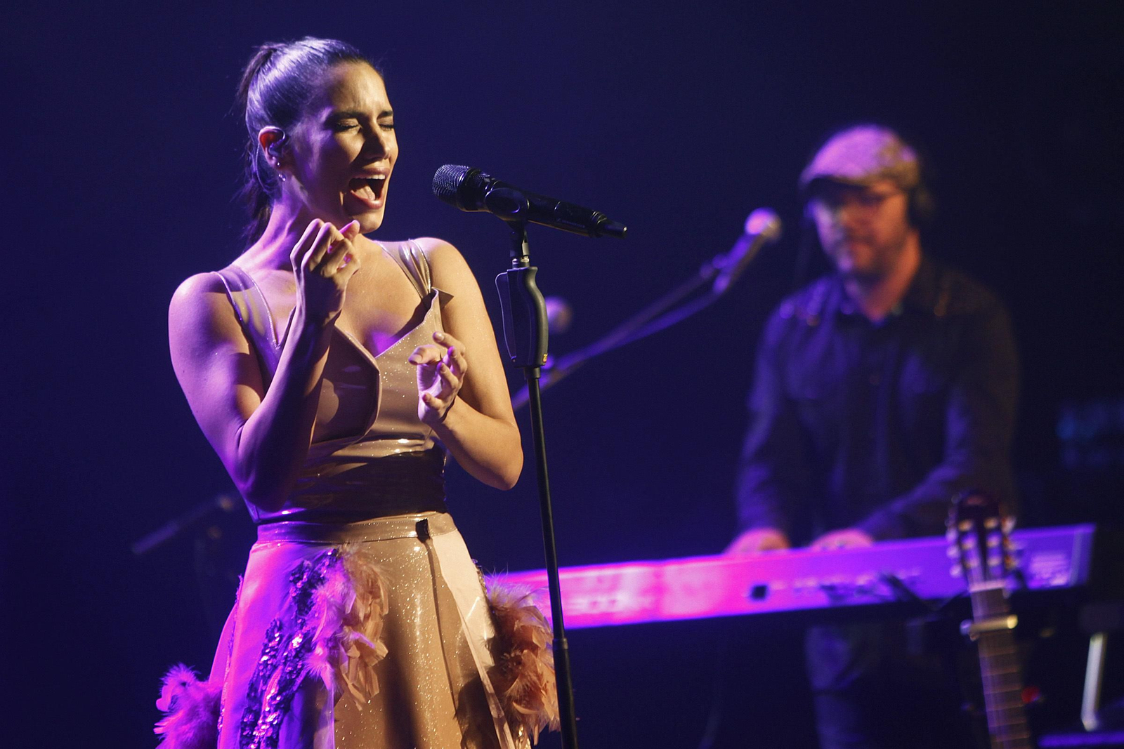 La artista India Martínez y su director musical, Antonio Bejarano, durante un momento del concierto en el Gran Teatro Falla.