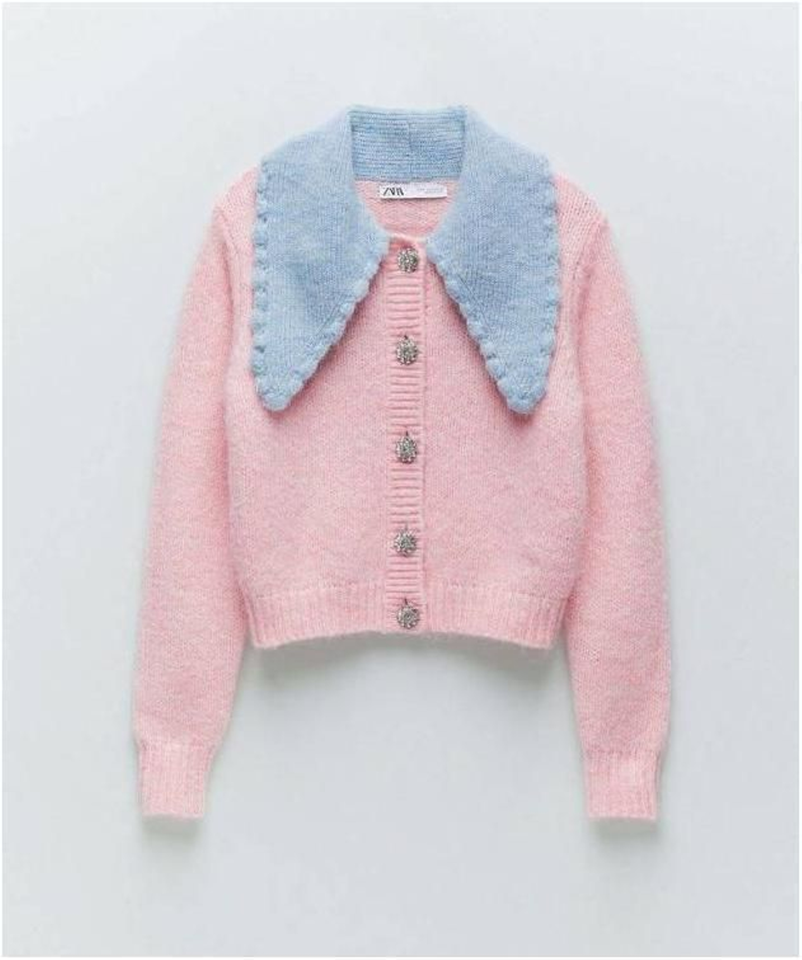 Chaqueta con maxi cuello babero de Zara.