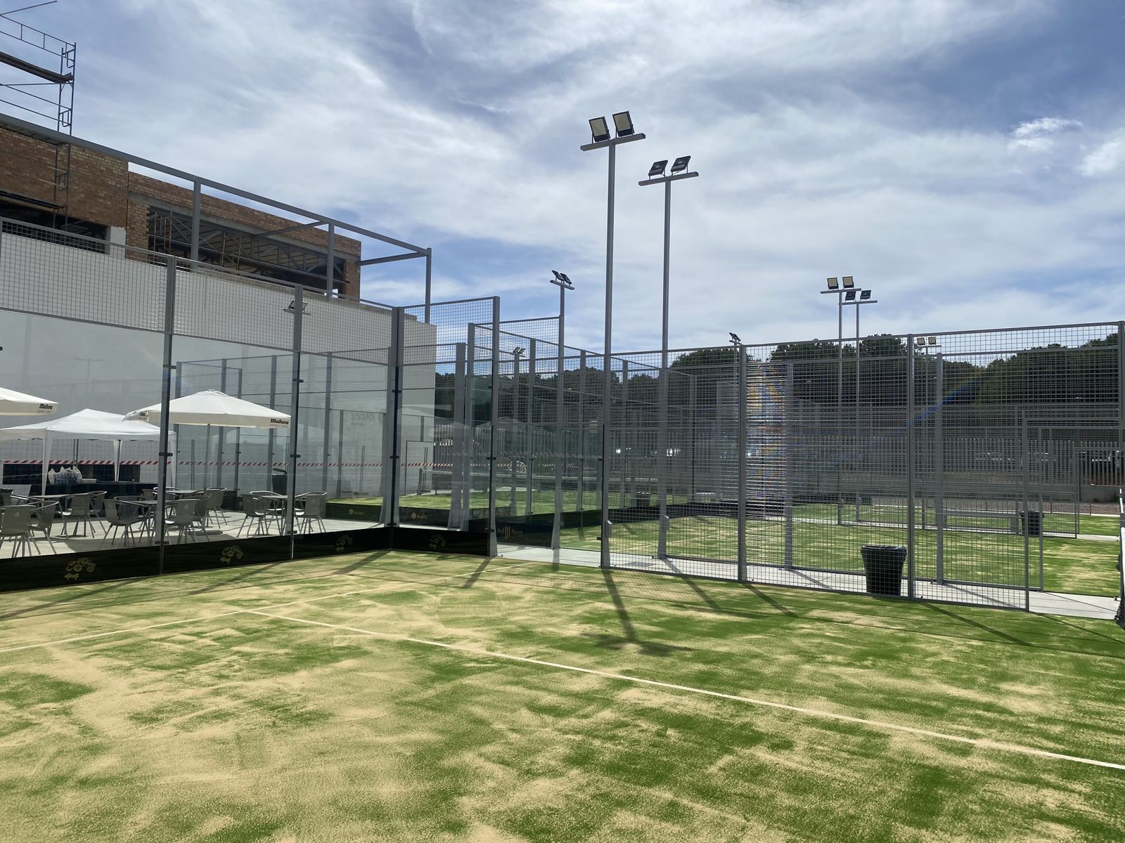 Pistas de pádel de Lamiya Wellness & Family Club.