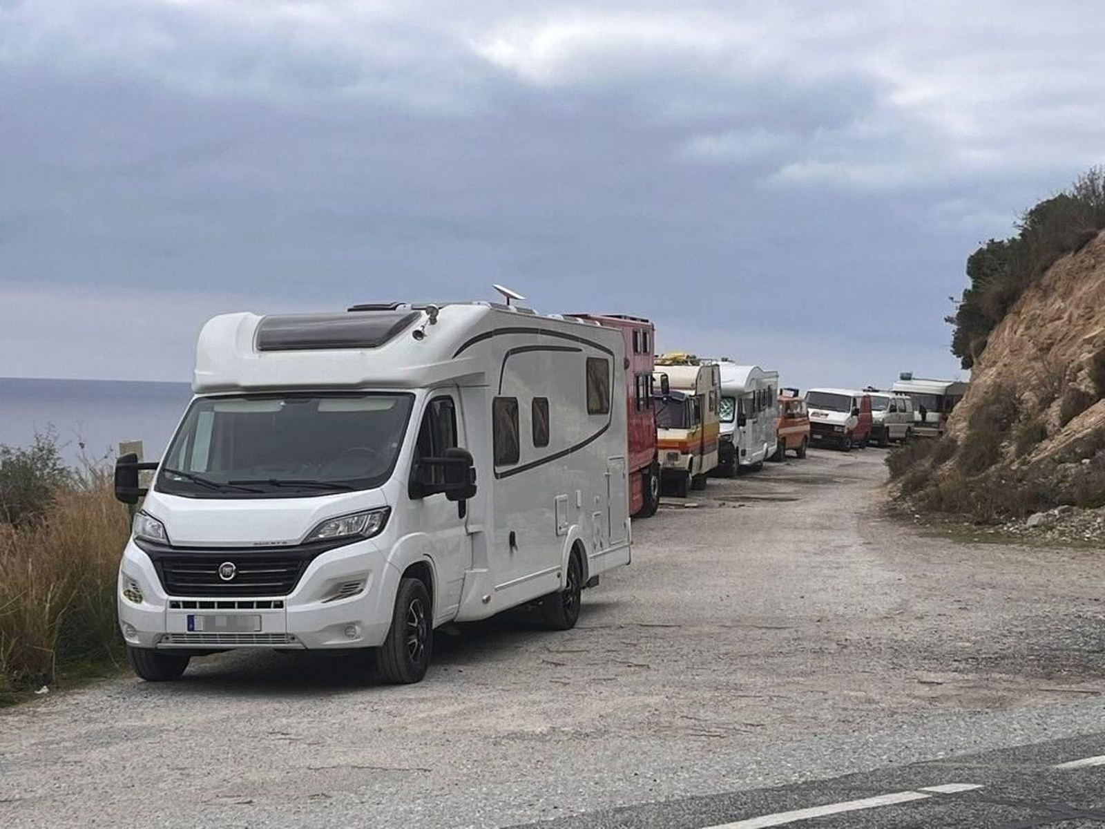 Una fila de caravanas en los Acantilados de Maro-Cerro Gordo