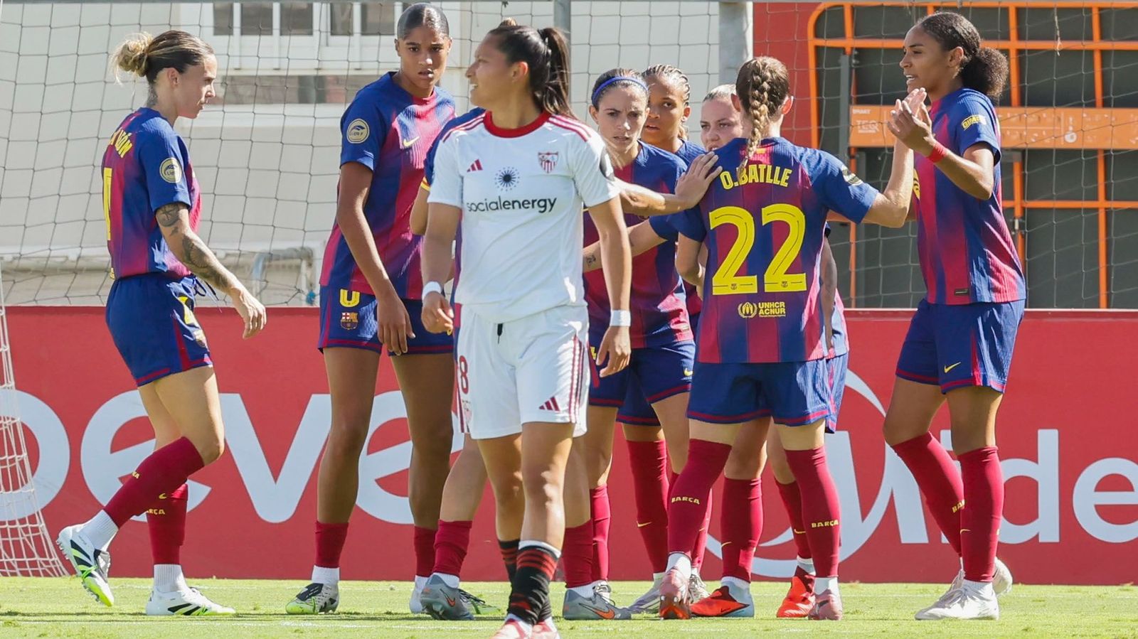 Las futbolistas del Barcelona celebran uno de sus goles.