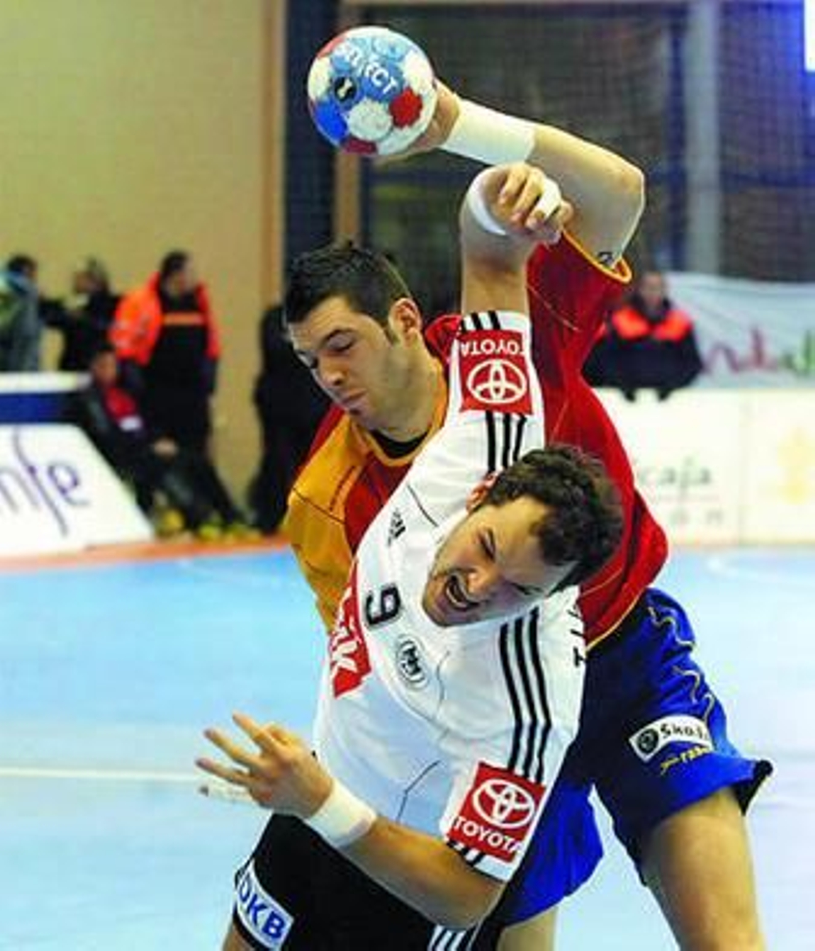 Víctor Hugo forcejea con el alemán Tiedtke.