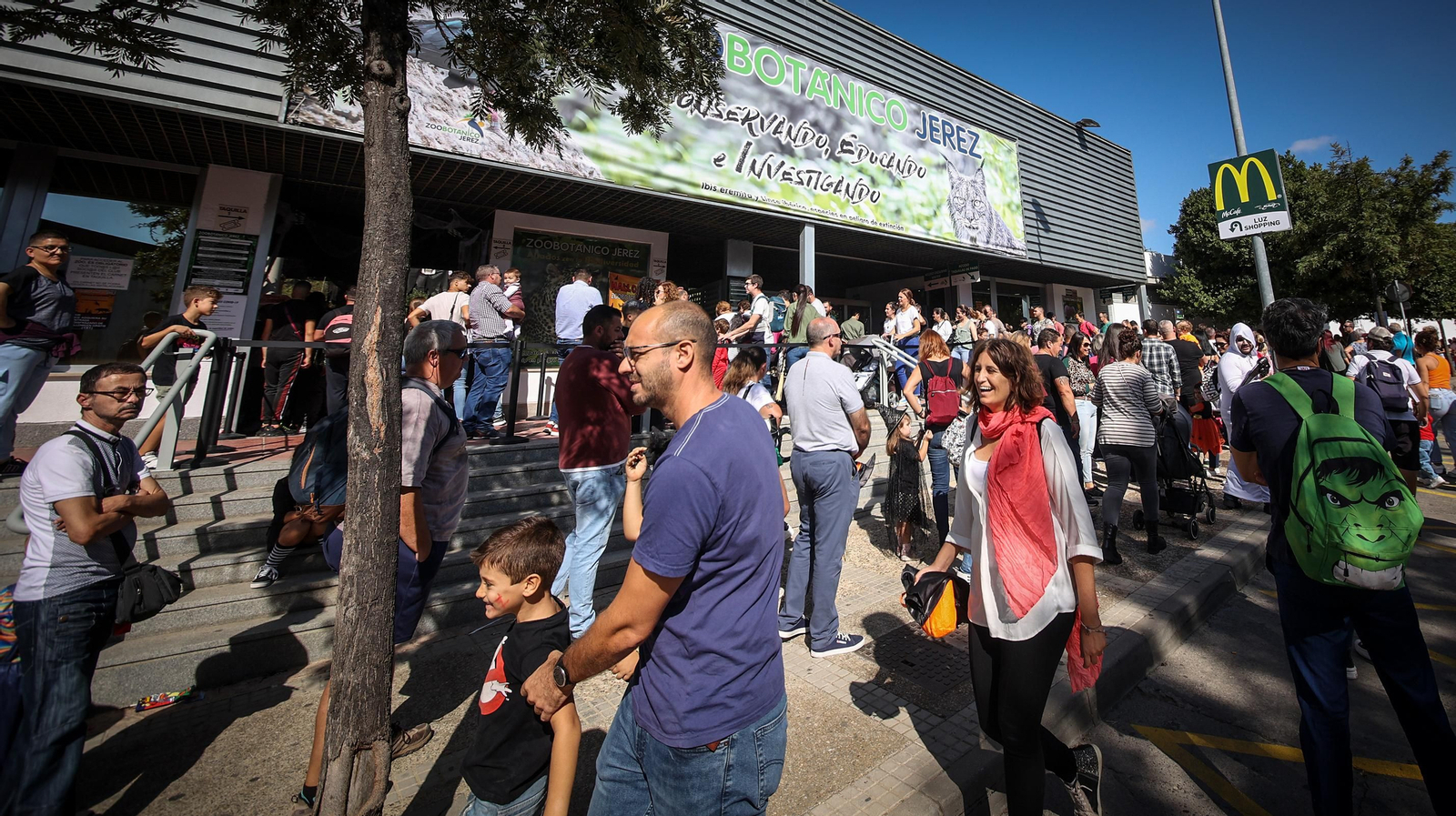 Miles de asistentes a la fiesta de Halloween en el Zoo de Jerez