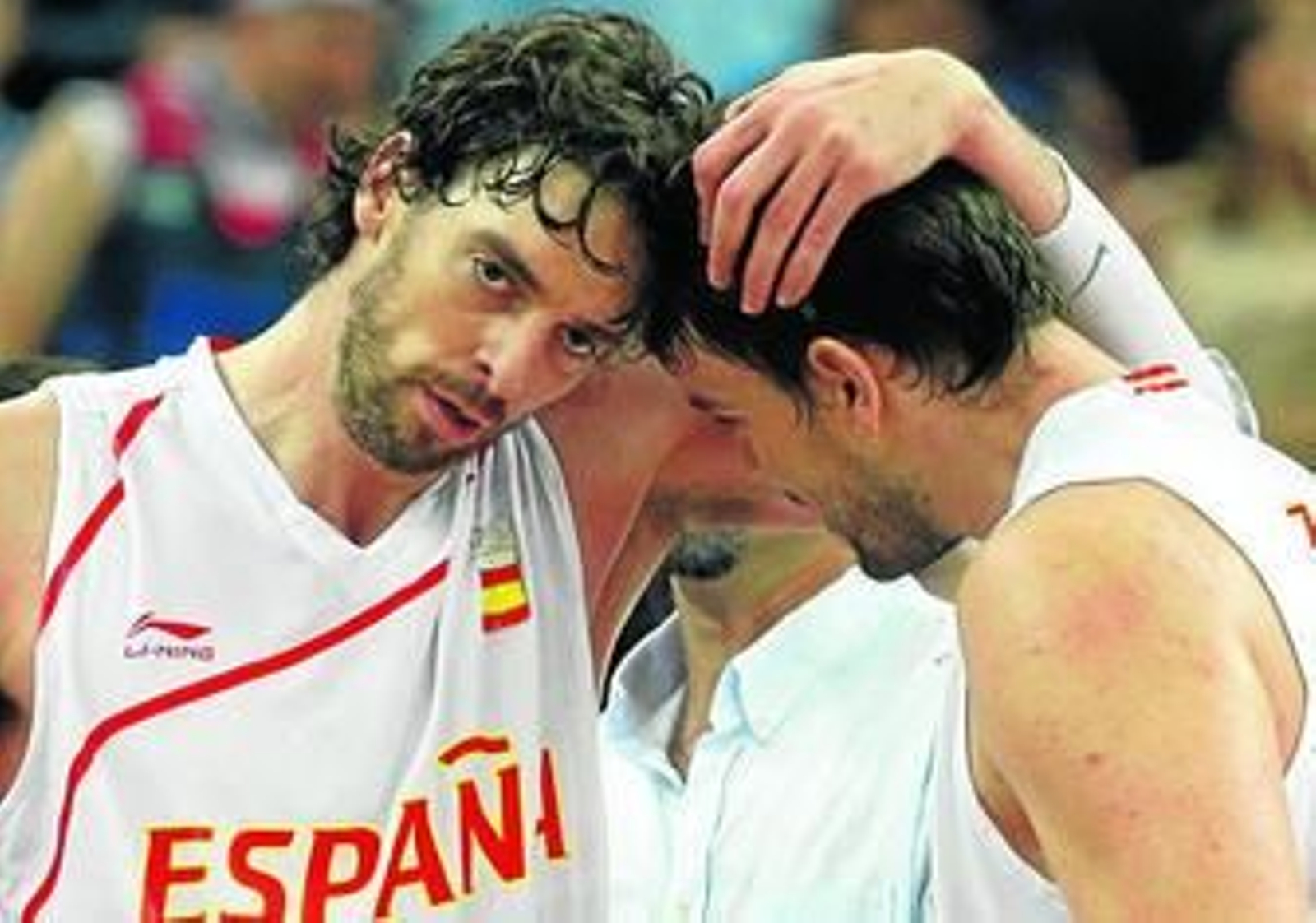 Pau Gasol abraza a su hermano Marc.