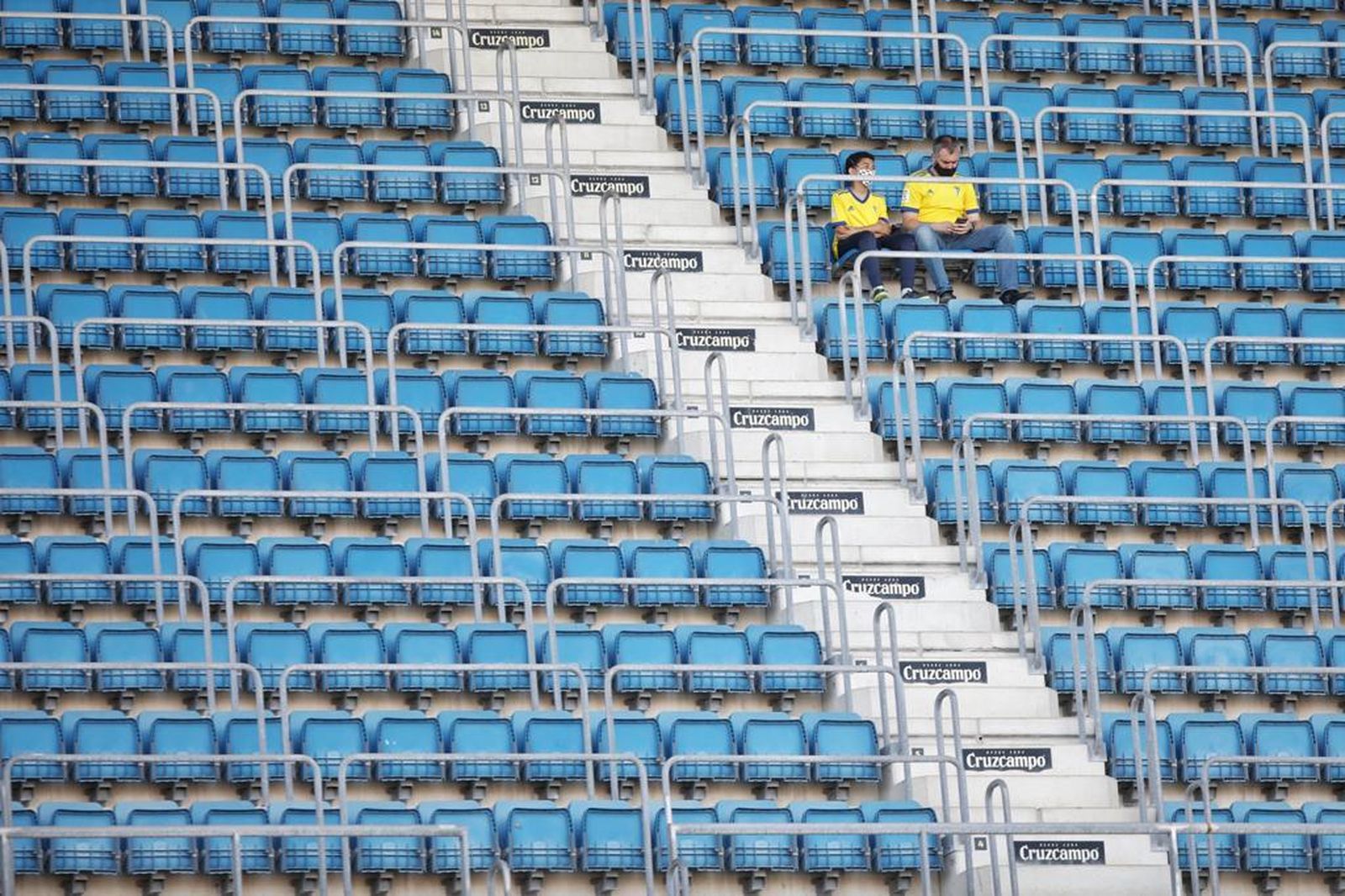 La grada del estadio Nueva Mirandilla, prácticamente vacía en el partido del Trofeo de hace unos días.