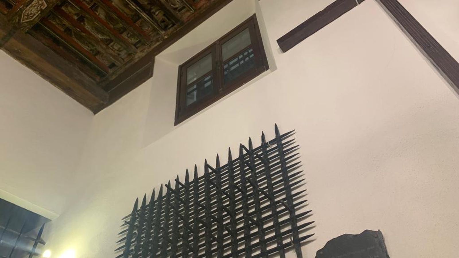 Rejas del convento primitivo de las carmelitas descalzas y el artesonado en el techo del locutorio.