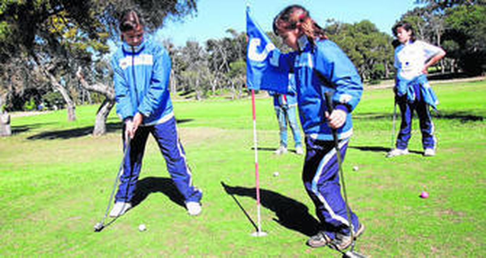 Niños aprendiendo a jugar en una escuela de golf de Málaga.