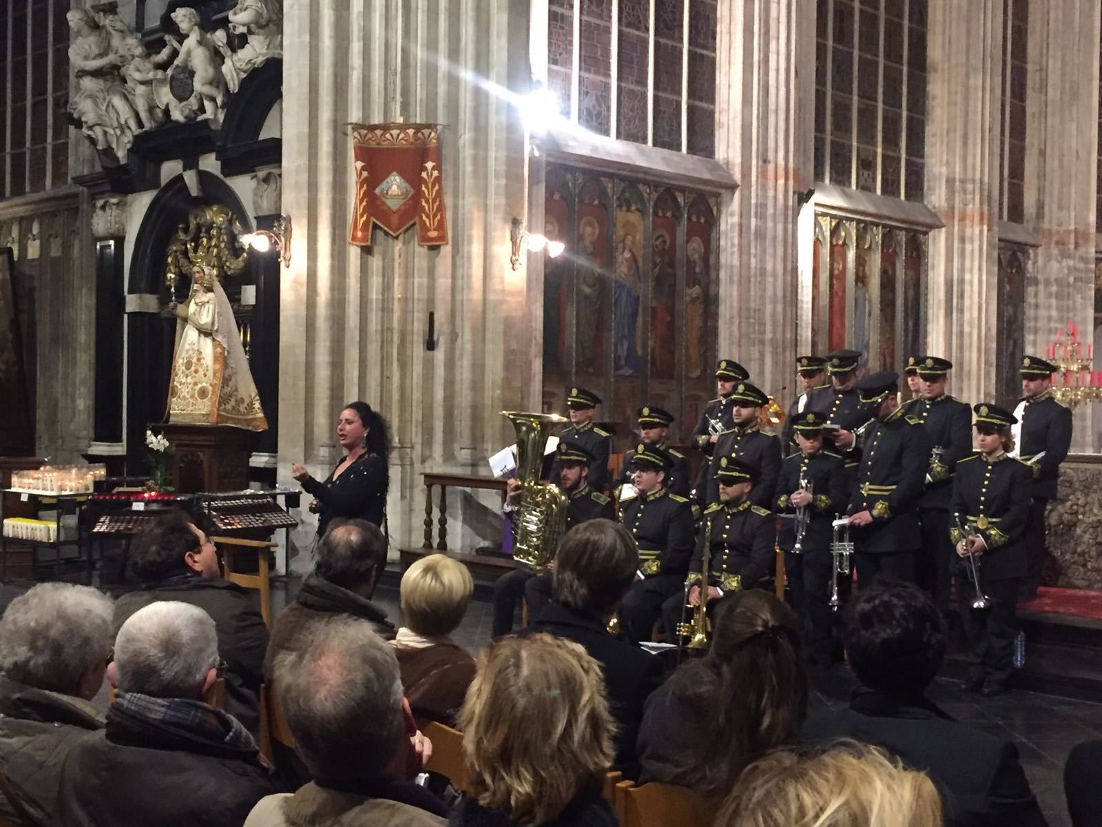 Eva Rubichi despliega todo su poderío ante una abarrotada iglesia de Notre Dame du Sablon, junto a la Agrupación Musical 'La Sentencia'.