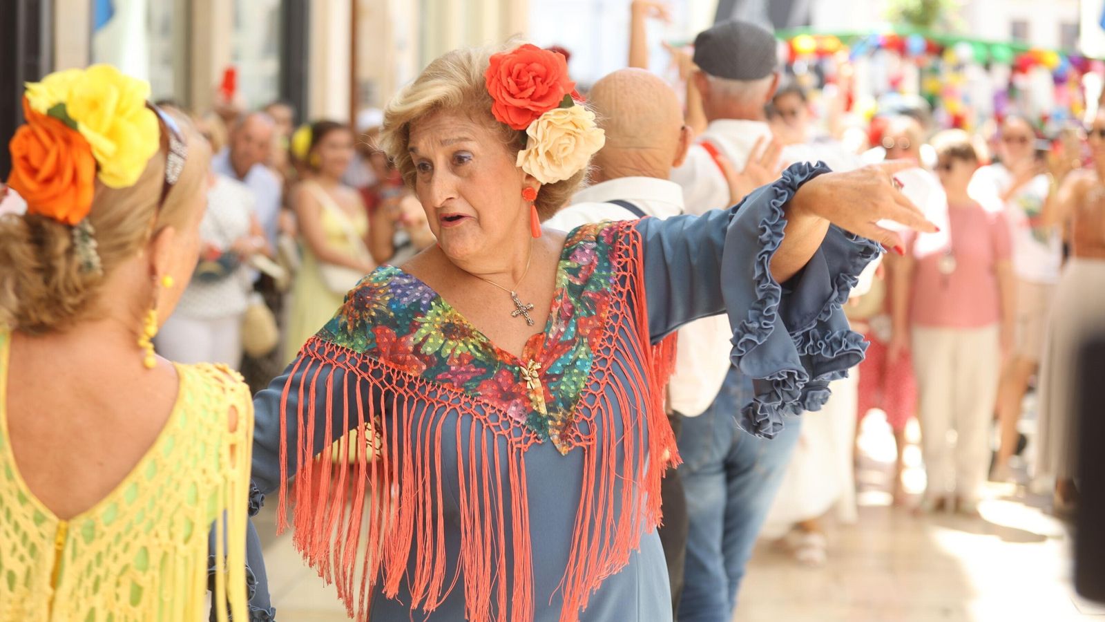 Varias personas bailan y se divierten en el Centro. Varias personas bailan y se divierten en el Centro.