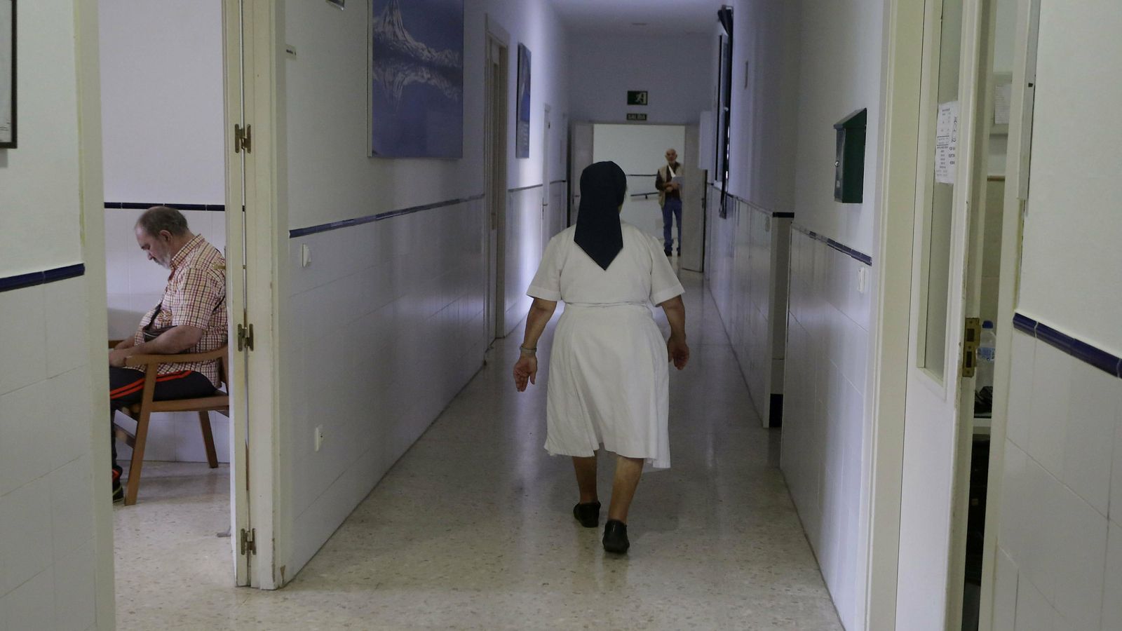 Una monja camina por un pasillo del centro Miguel de Mañara.