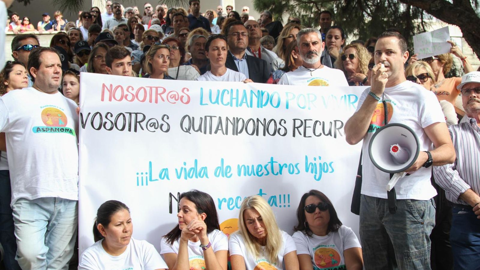Nicolás Lobato, uno de los padres de Aspanoma, pronuncia unas palabras durante la concentración.