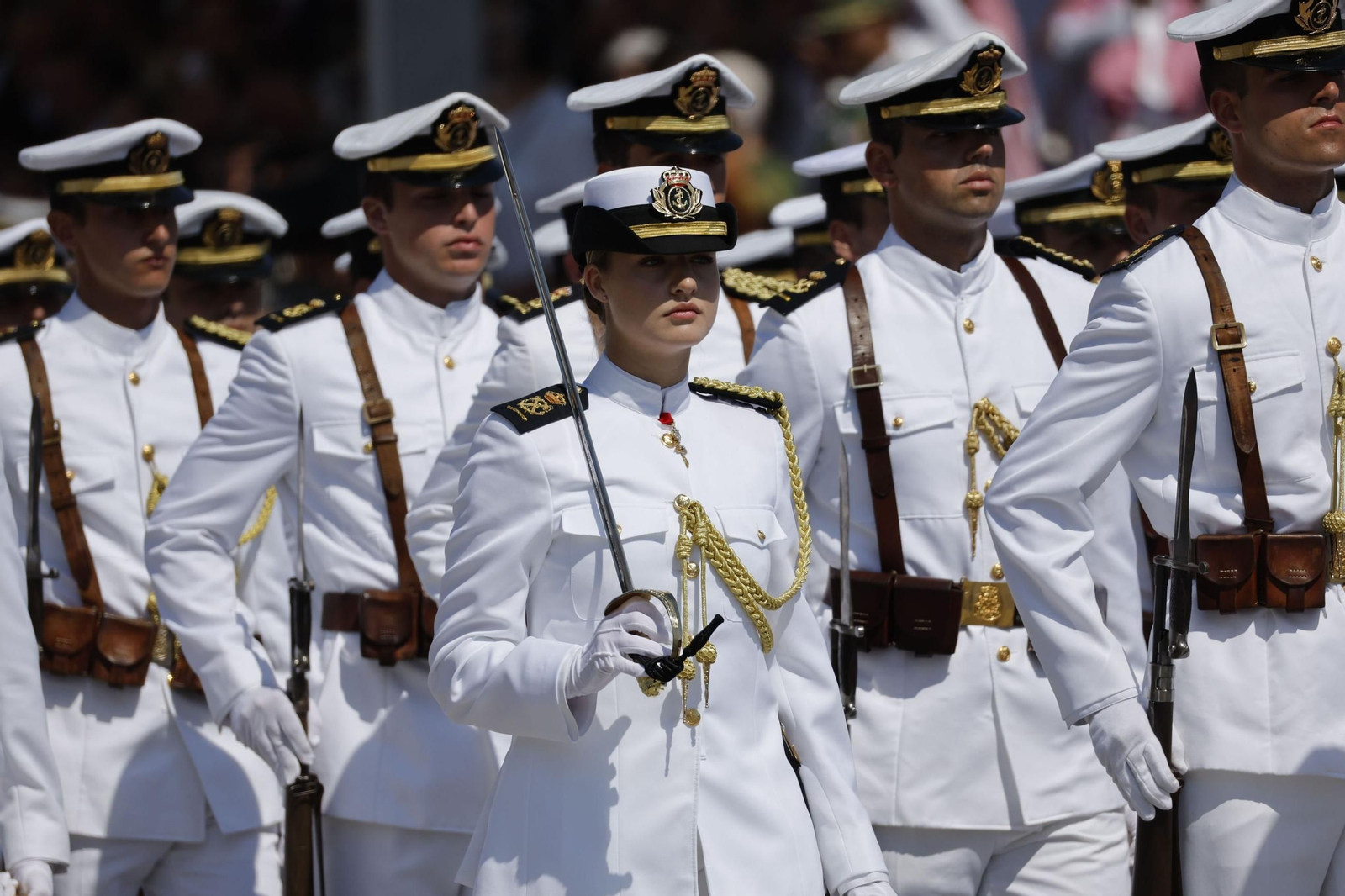 La princesa Leonor termina su formación en la Armada recibiendo de manos de su padre la Cruz al Mérito Naval