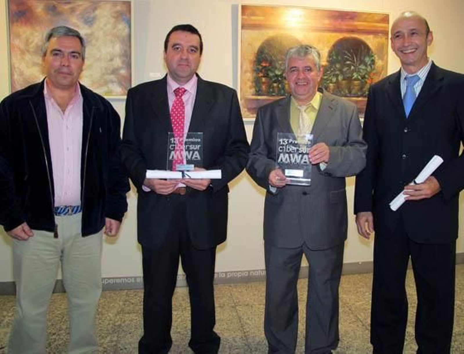 José María Vázquez de la Torre Prieto y Raimundo Alba García, director del IES San Fulgencio de Écija y autor de la web iessanfulgencio.org, ganadora en la categoría de Educación, con Rafael Rivero (Federación Andaluza de Tenis) y Eduardo Pérez Moya, de Une Internet Factory Spain, de la web ‘fatm.eu’, ganadora en la categoría de Deportes.

Foto: Victoria Ramírez